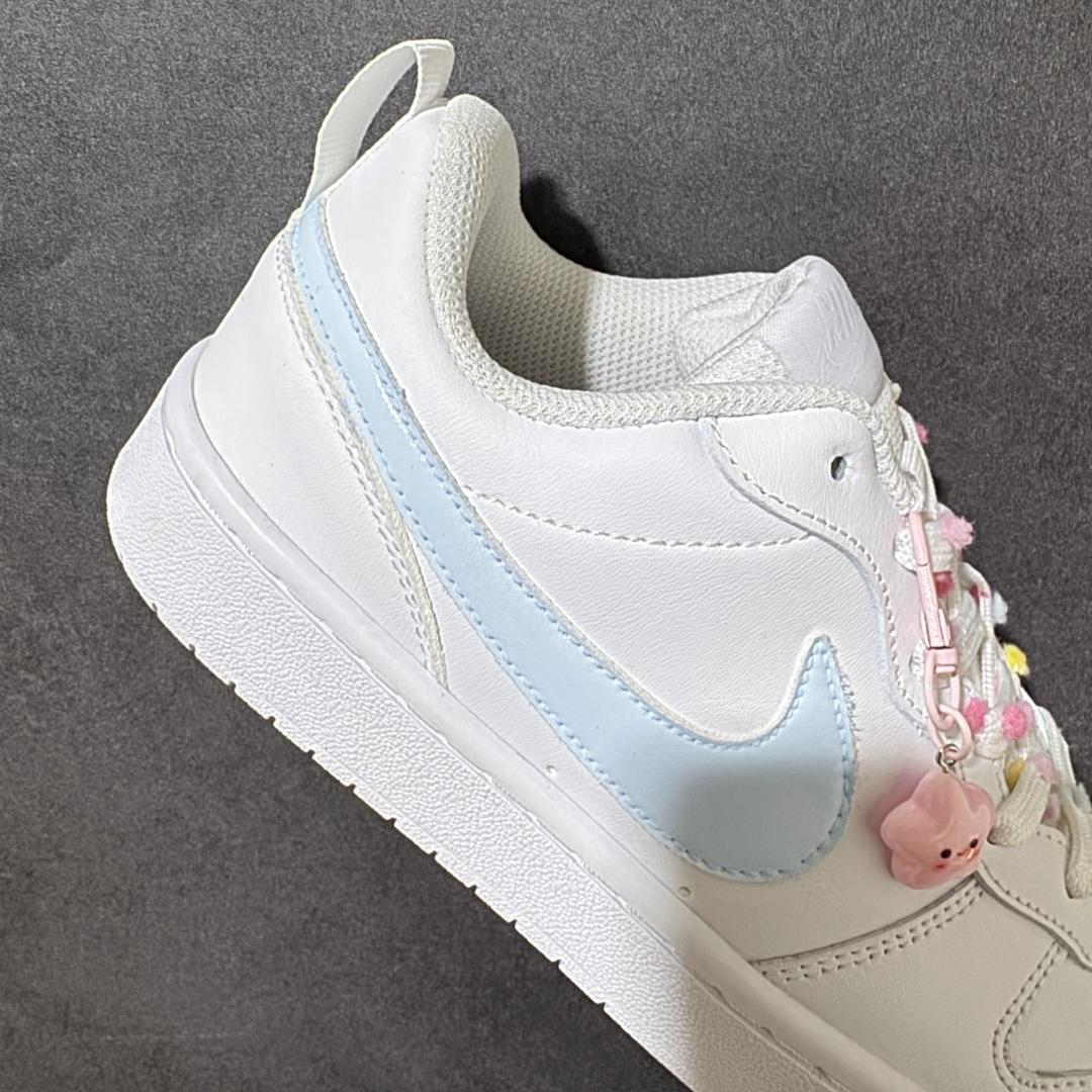 图片[7]-【定制版】NikeCourtBorough“星糖奶冻”Starry Panna Cotta皮革结构手绘潮流板鞋 干净的白鞋身裹着一层淡蓝勾边，像融化的海盐奶霜温柔流淌。鞋带上挂着的粉星星挂件，是藏在细节里的小甜意，软乎乎的表情像在对你眨眼，把春日的甜意都揉进了每一步里。低帮版型利落又百搭，不管是搭配百褶裙还是牛仔裤，都能瞬间点亮穿搭 货号：BQ5448-220 尺码：36 36.5 37.5 38 38.5 39 40 40.5 41 42 42.5 43 44 44.5 45-选品中心
