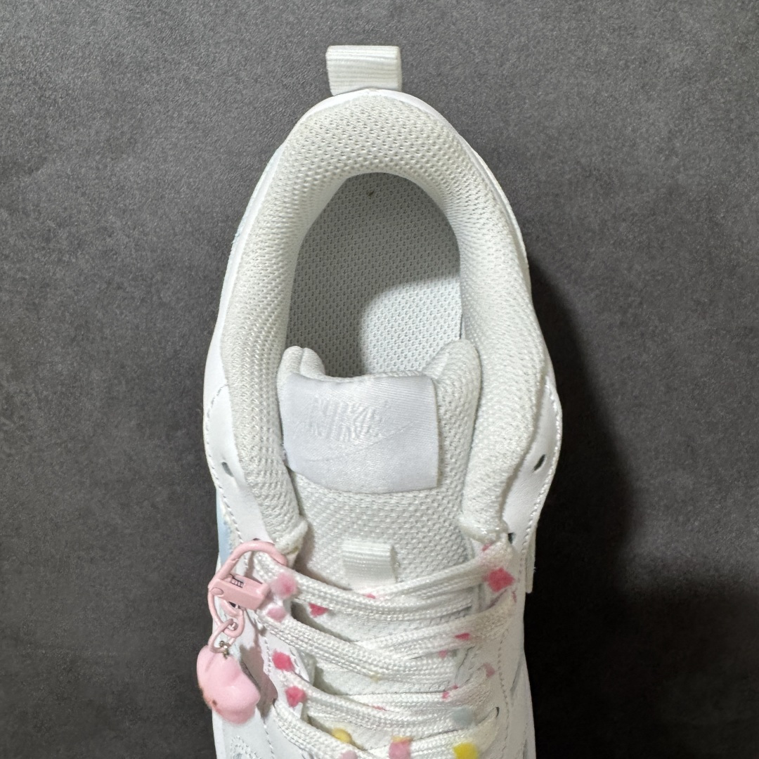 图片[6]-【定制版】NikeCourtBorough“星糖奶冻”Starry Panna Cotta皮革结构手绘潮流板鞋 干净的白鞋身裹着一层淡蓝勾边，像融化的海盐奶霜温柔流淌。鞋带上挂着的粉星星挂件，是藏在细节里的小甜意，软乎乎的表情像在对你眨眼，把春日的甜意都揉进了每一步里。低帮版型利落又百搭，不管是搭配百褶裙还是牛仔裤，都能瞬间点亮穿搭 货号：BQ5448-220 尺码：36 36.5 37.5 38 38.5 39 40 40.5 41 42 42.5 43 44 44.5 45-选品中心