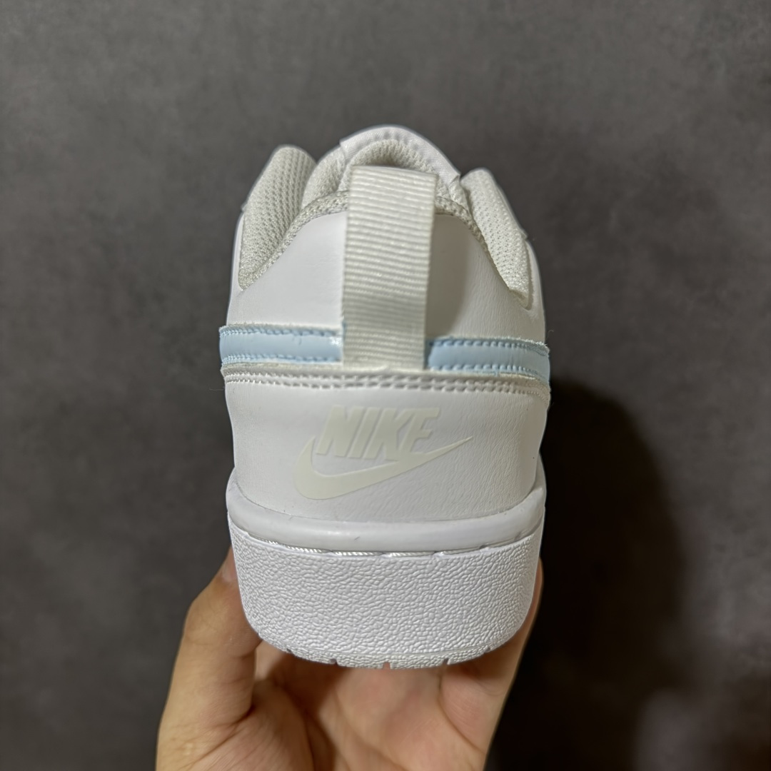 图片[4]-【定制版】NikeCourtBorough“星糖奶冻”Starry Panna Cotta皮革结构手绘潮流板鞋 干净的白鞋身裹着一层淡蓝勾边，像融化的海盐奶霜温柔流淌。鞋带上挂着的粉星星挂件，是藏在细节里的小甜意，软乎乎的表情像在对你眨眼，把春日的甜意都揉进了每一步里。低帮版型利落又百搭，不管是搭配百褶裙还是牛仔裤，都能瞬间点亮穿搭 货号：BQ5448-220 尺码：36 36.5 37.5 38 38.5 39 40 40.5 41 42 42.5 43 44 44.5 45-选品中心