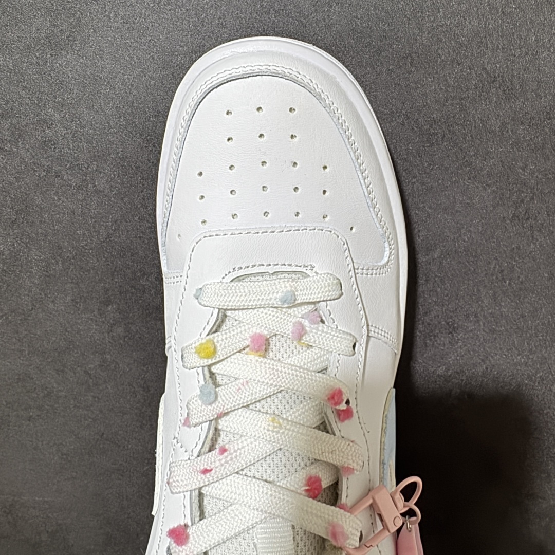 图片[5]-【定制版】NikeCourtBorough“星糖奶冻”Starry Panna Cotta皮革结构手绘潮流板鞋 干净的白鞋身裹着一层淡蓝勾边，像融化的海盐奶霜温柔流淌。鞋带上挂着的粉星星挂件，是藏在细节里的小甜意，软乎乎的表情像在对你眨眼，把春日的甜意都揉进了每一步里。低帮版型利落又百搭，不管是搭配百褶裙还是牛仔裤，都能瞬间点亮穿搭 货号：BQ5448-220 尺码：36 36.5 37.5 38 38.5 39 40 40.5 41 42 42.5 43 44 44.5 45-选品中心