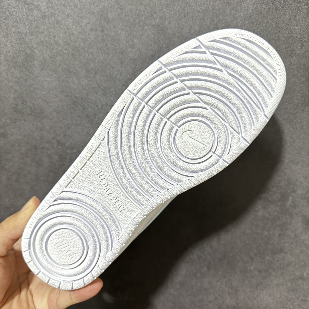 图片[9]-【定制版】NikeCourtBorough“星糖奶冻”Starry Panna Cotta皮革结构手绘潮流板鞋 干净的白鞋身裹着一层淡蓝勾边，像融化的海盐奶霜温柔流淌。鞋带上挂着的粉星星挂件，是藏在细节里的小甜意，软乎乎的表情像在对你眨眼，把春日的甜意都揉进了每一步里。低帮版型利落又百搭，不管是搭配百褶裙还是牛仔裤，都能瞬间点亮穿搭 货号：BQ5448-220 尺码：36 36.5 37.5 38 38.5 39 40 40.5 41 42 42.5 43 44 44.5 45-选品中心
