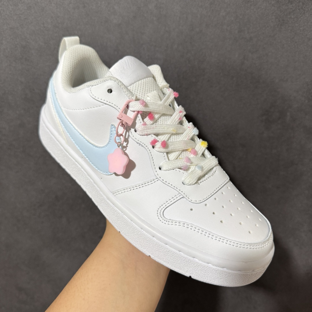 图片[3]-【定制版】NikeCourtBorough“星糖奶冻”Starry Panna Cotta皮革结构手绘潮流板鞋 干净的白鞋身裹着一层淡蓝勾边，像融化的海盐奶霜温柔流淌。鞋带上挂着的粉星星挂件，是藏在细节里的小甜意，软乎乎的表情像在对你眨眼，把春日的甜意都揉进了每一步里。低帮版型利落又百搭，不管是搭配百褶裙还是牛仔裤，都能瞬间点亮穿搭 货号：BQ5448-220 尺码：36 36.5 37.5 38 38.5 39 40 40.5 41 42 42.5 43 44 44.5 45-选品中心