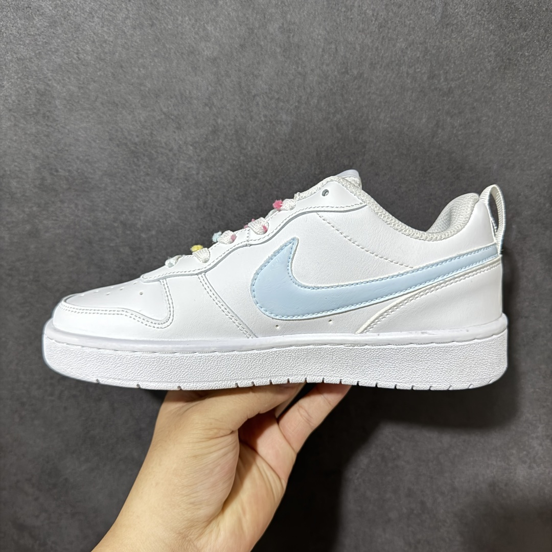 图片[2]-【定制版】NikeCourtBorough“星糖奶冻”Starry Panna Cotta皮革结构手绘潮流板鞋 干净的白鞋身裹着一层淡蓝勾边，像融化的海盐奶霜温柔流淌。鞋带上挂着的粉星星挂件，是藏在细节里的小甜意，软乎乎的表情像在对你眨眼，把春日的甜意都揉进了每一步里。低帮版型利落又百搭，不管是搭配百褶裙还是牛仔裤，都能瞬间点亮穿搭 货号：BQ5448-220 尺码：36 36.5 37.5 38 38.5 39 40 40.5 41 42 42.5 43 44 44.5 45-选品中心