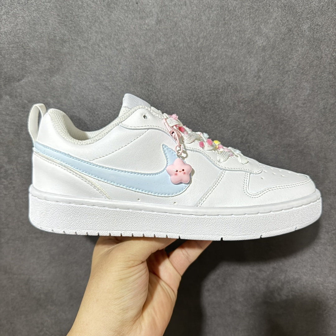 【定制版】NikeCourtBorough“星糖奶冻”Starry Panna Cotta皮革结构手绘潮流板鞋 干净的白鞋身裹着一层淡蓝勾边，像融化的海盐奶霜温柔流淌。鞋带上挂着的粉星星挂件，是藏在细节里的小甜意，软乎乎的表情像在对你眨眼，把春日的甜意都揉进了每一步里。低帮版型利落又百搭，不管是搭配百褶裙还是牛仔裤，都能瞬间点亮穿搭 货号：BQ5448-220 尺码：36 36.5 37.5 38 38.5 39 40 40.5 41 42 42.5 43 44 44.5 45-选品中心