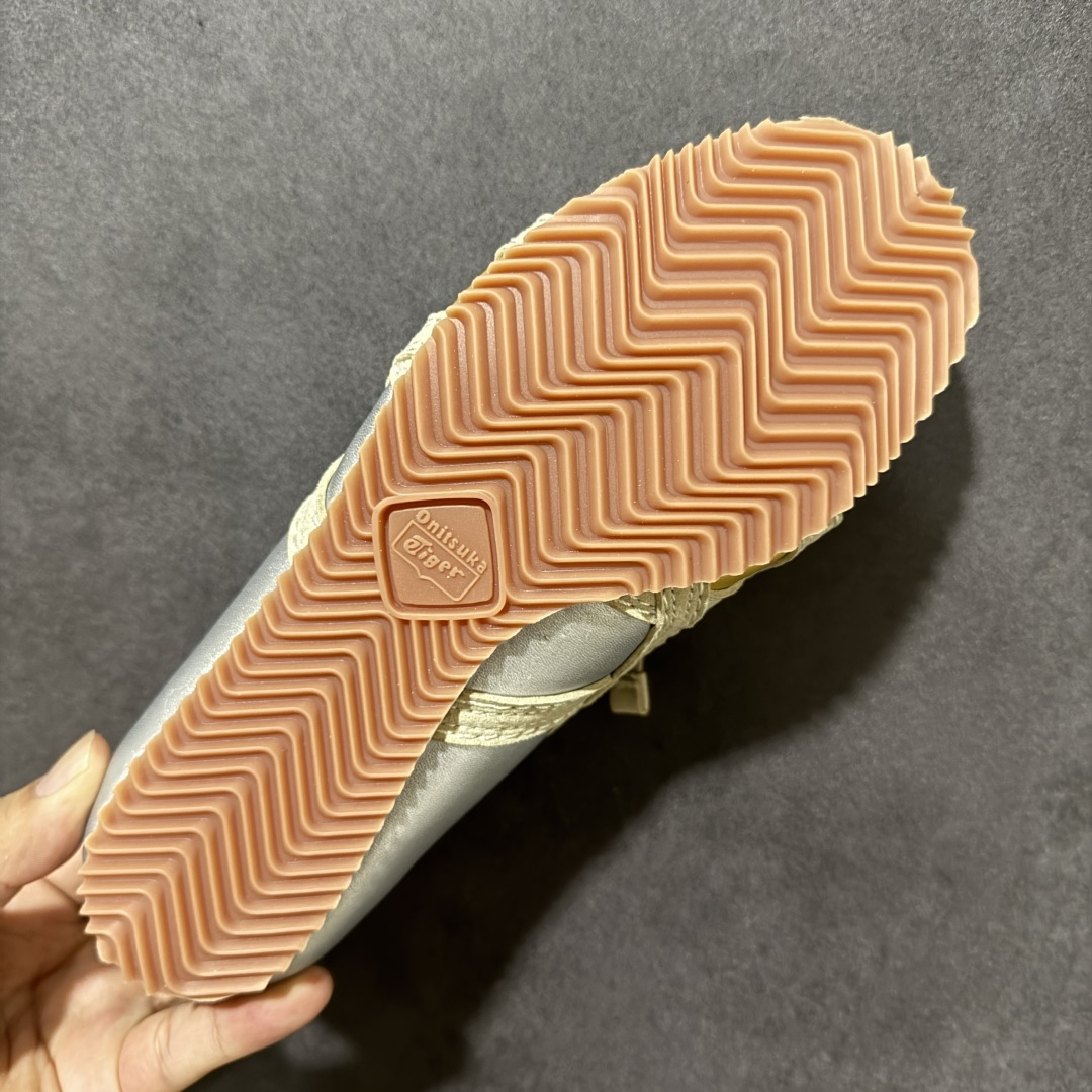 图片[9]-【公司级】Versace x Onitsuka Tiger 鬼冢虎 范思哲 联名款 Tai-ChiSakura 牛皮革绒面革 麂皮系带平底 低帮休闲鞋 经典美学与鬼塚虎的运动创新精神的融合 联名旨在致敬两位品牌创始人将艺术与功能结合的理念 通过范思哲标志性的奢华印花与Onitsuka Tiger的经典鞋型Tai-Chi相结合 创造出独特的牛皮革与绒面革鞋款 此次合作不仅是对双方品牌历史的纪念 更是一次将高级时尚与休闲运动风格无缝连接的成功尝试 货号： 1025116 1A17738 6XDOJ 尺码：35.5-40带半码-选品中心
