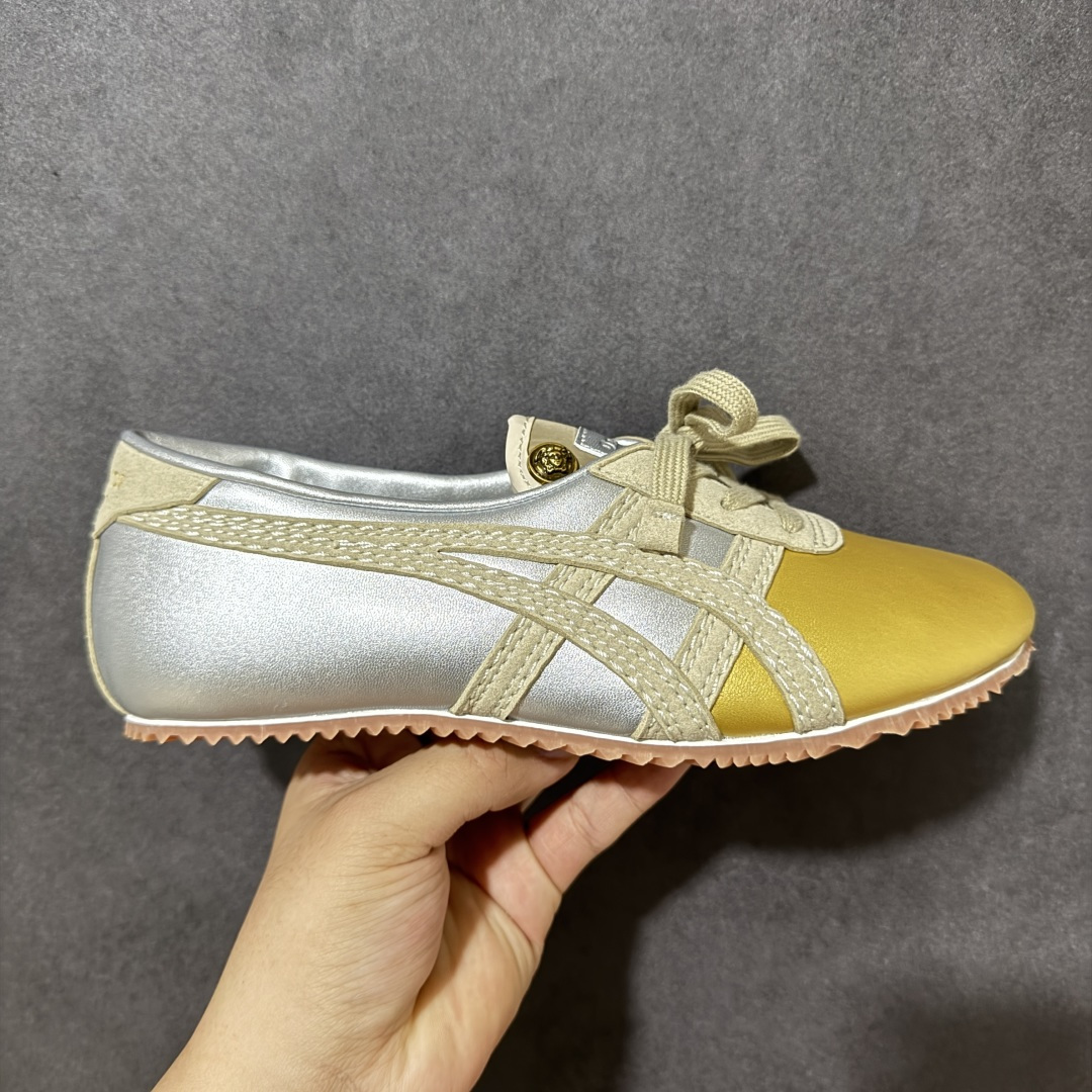 【公司级】Versace x Onitsuka Tiger 鬼冢虎 范思哲 联名款 Tai-ChiSakura 牛皮革绒面革 麂皮系带平底 低帮休闲鞋 经典美学与鬼塚虎的运动创新精神的融合 联名旨在致敬两位品牌创始人将艺术与功能结合的理念 通过范思哲标志性的奢华印花与Onitsuka Tiger的经典鞋型Tai-Chi相结合 创造出独特的牛皮革与绒面革鞋款 此次合作不仅是对双方品牌历史的纪念 更是一次将高级时尚与休闲运动风格无缝连接的成功尝试 货号： 1025116 1A17738 6XDOJ 尺码：35.5-40带半码-选品中心