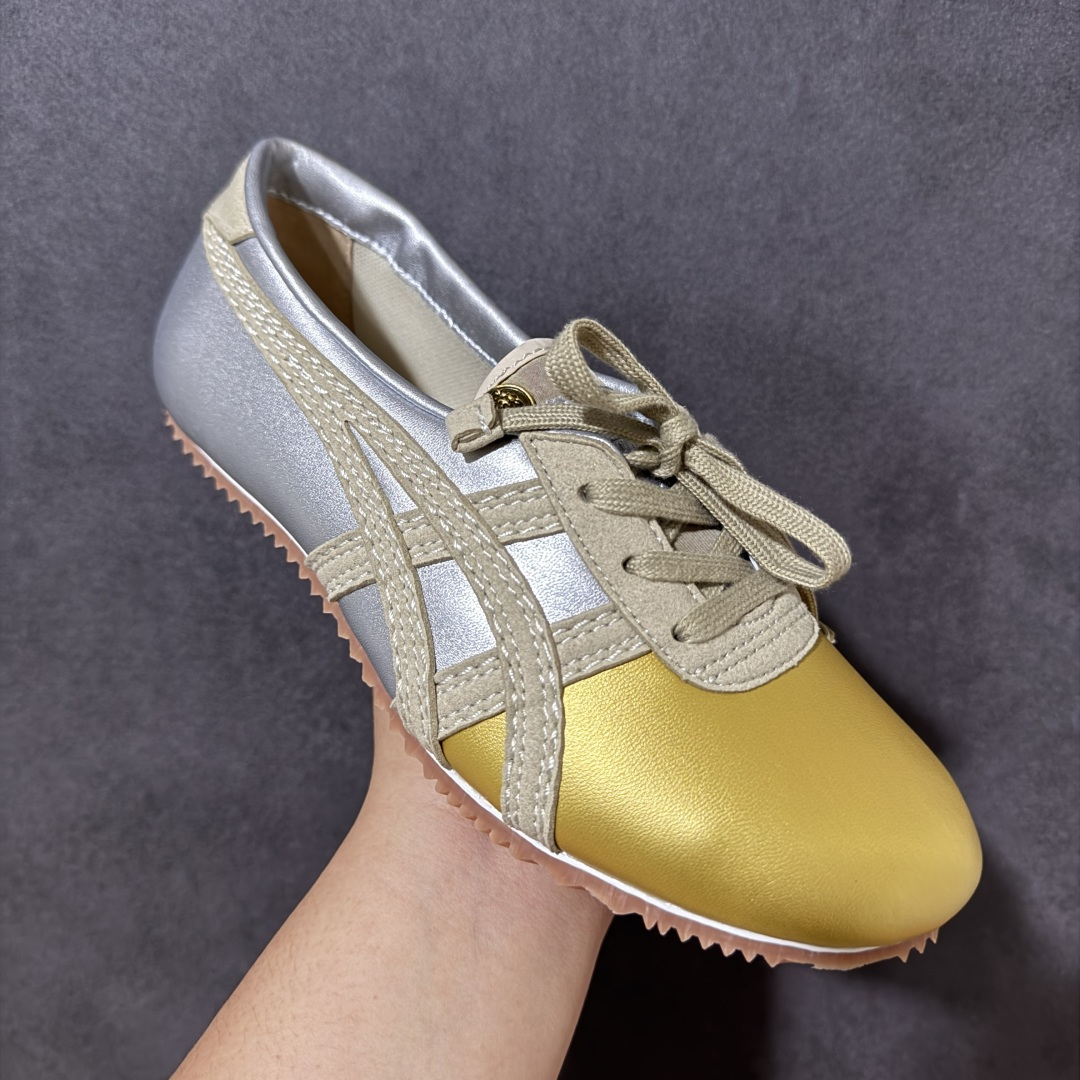 图片[3]-【公司级】Versace x Onitsuka Tiger 鬼冢虎 范思哲 联名款 Tai-ChiSakura 牛皮革绒面革 麂皮系带平底 低帮休闲鞋 经典美学与鬼塚虎的运动创新精神的融合 联名旨在致敬两位品牌创始人将艺术与功能结合的理念 通过范思哲标志性的奢华印花与Onitsuka Tiger的经典鞋型Tai-Chi相结合 创造出独特的牛皮革与绒面革鞋款 此次合作不仅是对双方品牌历史的纪念 更是一次将高级时尚与休闲运动风格无缝连接的成功尝试 货号： 1025116 1A17738 6XDOJ 尺码：35.5-40带半码-选品中心