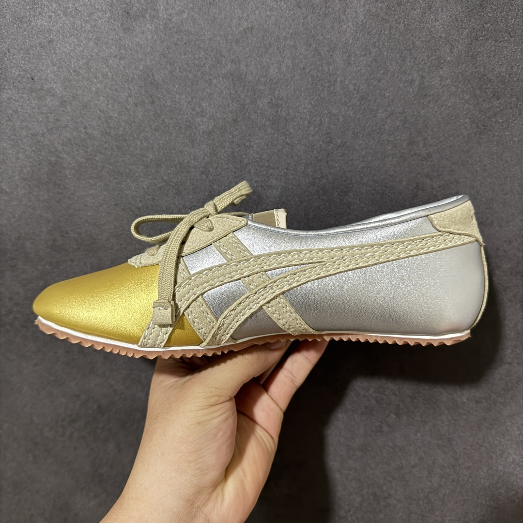 图片[2]-【公司级】Versace x Onitsuka Tiger 鬼冢虎 范思哲 联名款 Tai-ChiSakura 牛皮革绒面革 麂皮系带平底 低帮休闲鞋 经典美学与鬼塚虎的运动创新精神的融合 联名旨在致敬两位品牌创始人将艺术与功能结合的理念 通过范思哲标志性的奢华印花与Onitsuka Tiger的经典鞋型Tai-Chi相结合 创造出独特的牛皮革与绒面革鞋款 此次合作不仅是对双方品牌历史的纪念 更是一次将高级时尚与休闲运动风格无缝连接的成功尝试 货号： 1025116 1A17738 6XDOJ 尺码：35.5-40带半码-选品中心