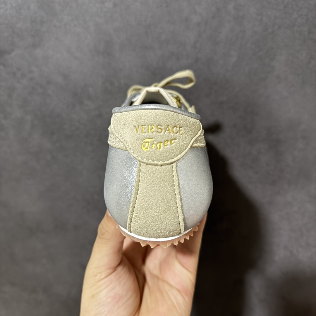 图片[4]-【公司级】Versace x Onitsuka Tiger 鬼冢虎 范思哲 联名款 Tai-ChiSakura 牛皮革绒面革 麂皮系带平底 低帮休闲鞋 经典美学与鬼塚虎的运动创新精神的融合 联名旨在致敬两位品牌创始人将艺术与功能结合的理念 通过范思哲标志性的奢华印花与Onitsuka Tiger的经典鞋型Tai-Chi相结合 创造出独特的牛皮革与绒面革鞋款 此次合作不仅是对双方品牌历史的纪念 更是一次将高级时尚与休闲运动风格无缝连接的成功尝试 货号： 1025116 1A17738 6XDOJ 尺码：35.5-40带半码-选品中心