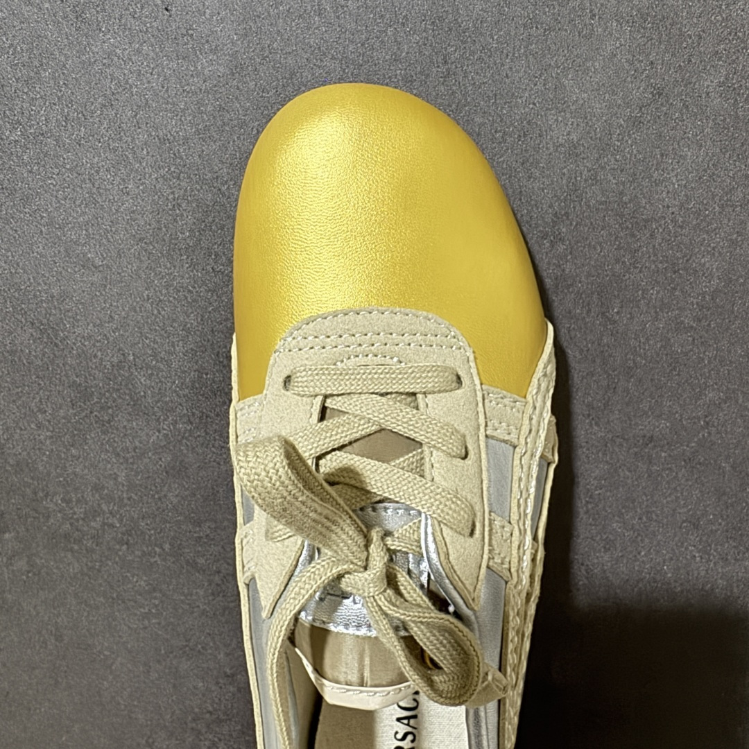 图片[5]-【公司级】Versace x Onitsuka Tiger 鬼冢虎 范思哲 联名款 Tai-ChiSakura 牛皮革绒面革 麂皮系带平底 低帮休闲鞋 经典美学与鬼塚虎的运动创新精神的融合 联名旨在致敬两位品牌创始人将艺术与功能结合的理念 通过范思哲标志性的奢华印花与Onitsuka Tiger的经典鞋型Tai-Chi相结合 创造出独特的牛皮革与绒面革鞋款 此次合作不仅是对双方品牌历史的纪念 更是一次将高级时尚与休闲运动风格无缝连接的成功尝试 货号： 1025116 1A17738 6XDOJ 尺码：35.5-40带半码-选品中心