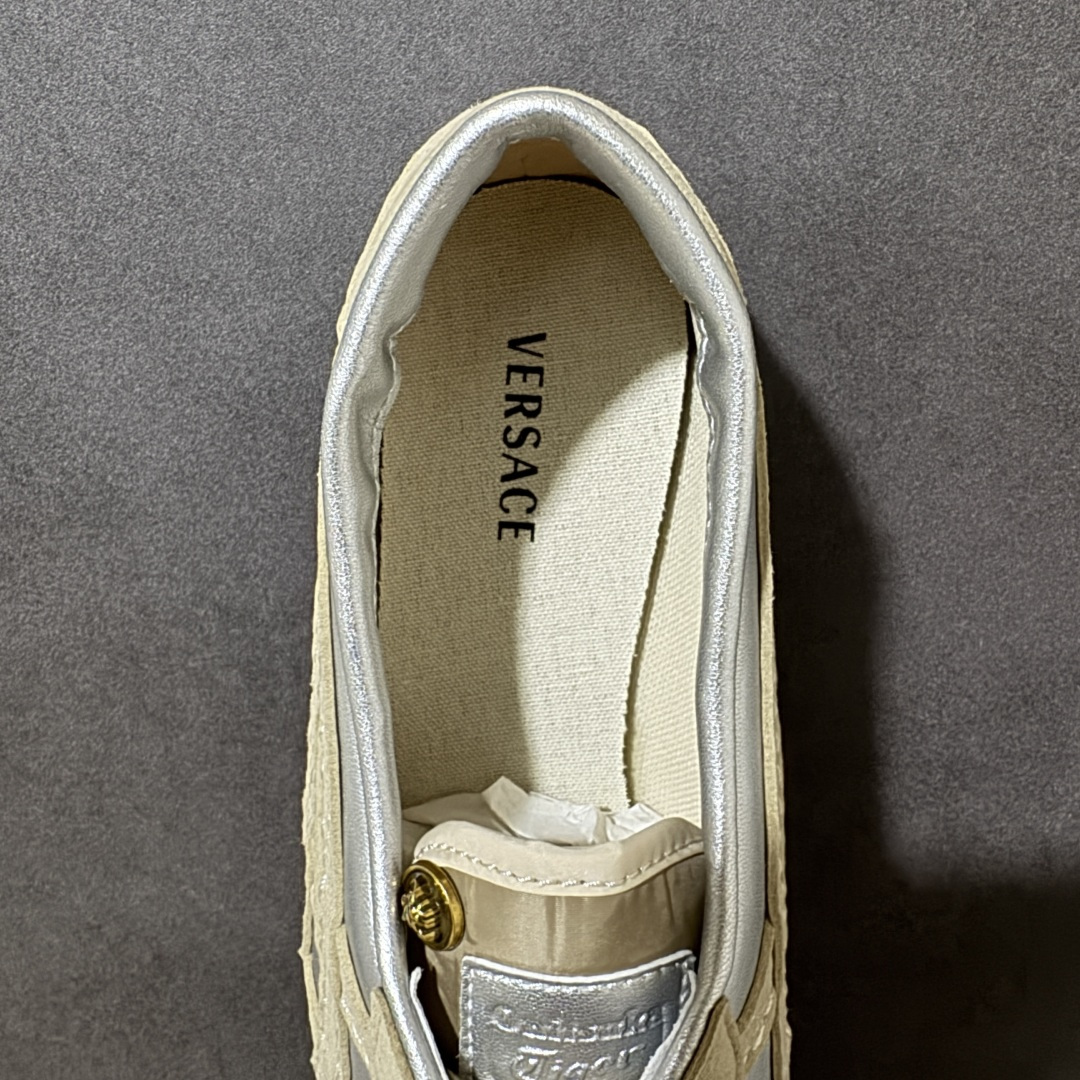 图片[6]-【公司级】Versace x Onitsuka Tiger 鬼冢虎 范思哲 联名款 Tai-ChiSakura 牛皮革绒面革 麂皮系带平底 低帮休闲鞋 经典美学与鬼塚虎的运动创新精神的融合 联名旨在致敬两位品牌创始人将艺术与功能结合的理念 通过范思哲标志性的奢华印花与Onitsuka Tiger的经典鞋型Tai-Chi相结合 创造出独特的牛皮革与绒面革鞋款 此次合作不仅是对双方品牌历史的纪念 更是一次将高级时尚与休闲运动风格无缝连接的成功尝试 货号： 1025116 1A17738 6XDOJ 尺码：35.5-40带半码-选品中心