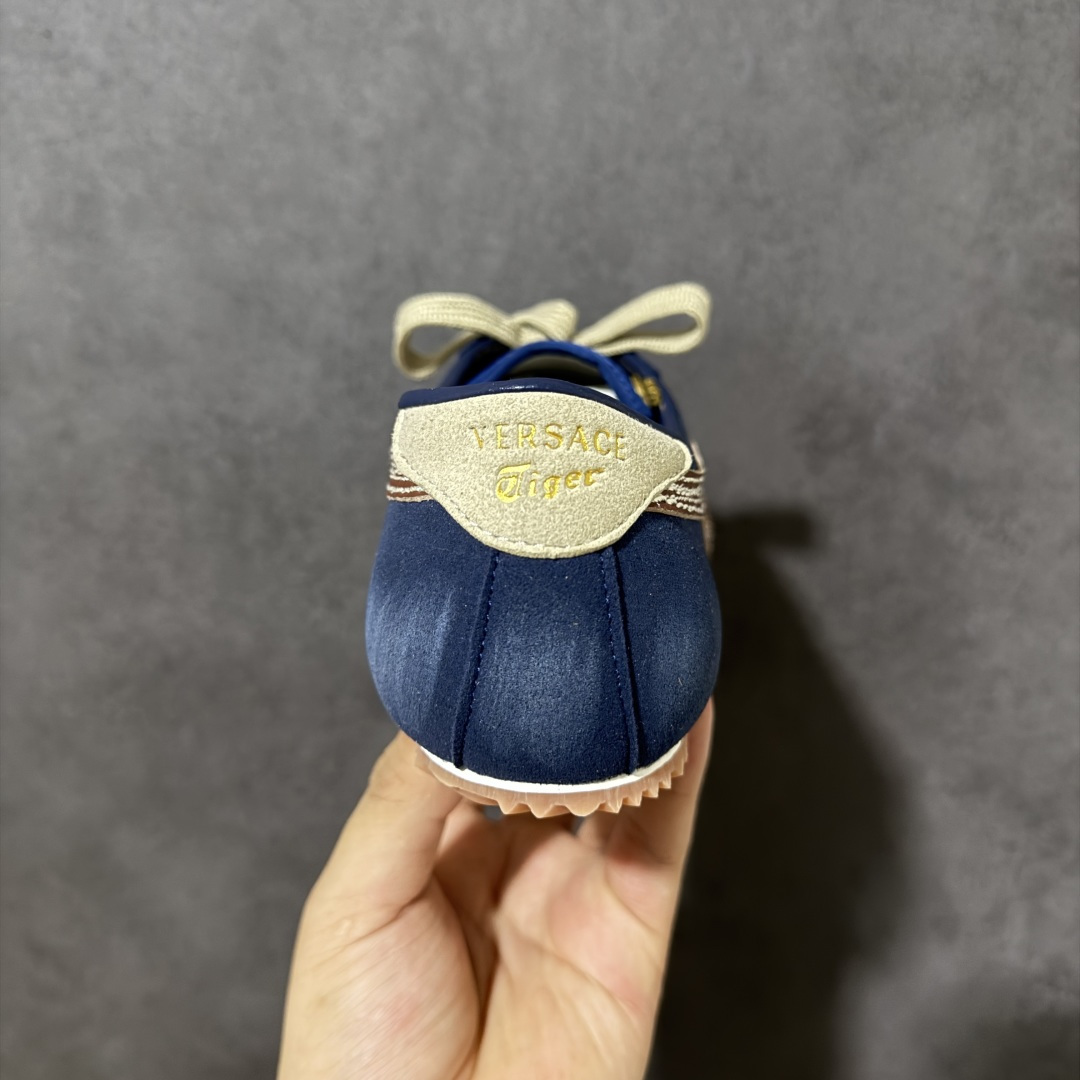 图片[4]-【公司级】Versace x Onitsuka Tiger 鬼冢虎 范思哲 联名款 Tai-ChiSakura 牛皮革绒面革 麂皮系带平底 低帮休闲鞋 经典美学与鬼塚虎的运动创新精神的融合 联名旨在致敬两位品牌创始人将艺术与功能结合的理念 通过范思哲标志性的奢华印花与Onitsuka Tiger的经典鞋型Tai-Chi相结合 创造出独特的牛皮革与绒面革鞋款 此次合作不仅是对双方品牌历史的纪念 更是一次将高级时尚与休闲运动风格无缝连接的成功尝试 货号： 1024594 1A17741 2U2HJ 尺码：35.5-40带半码-选品中心