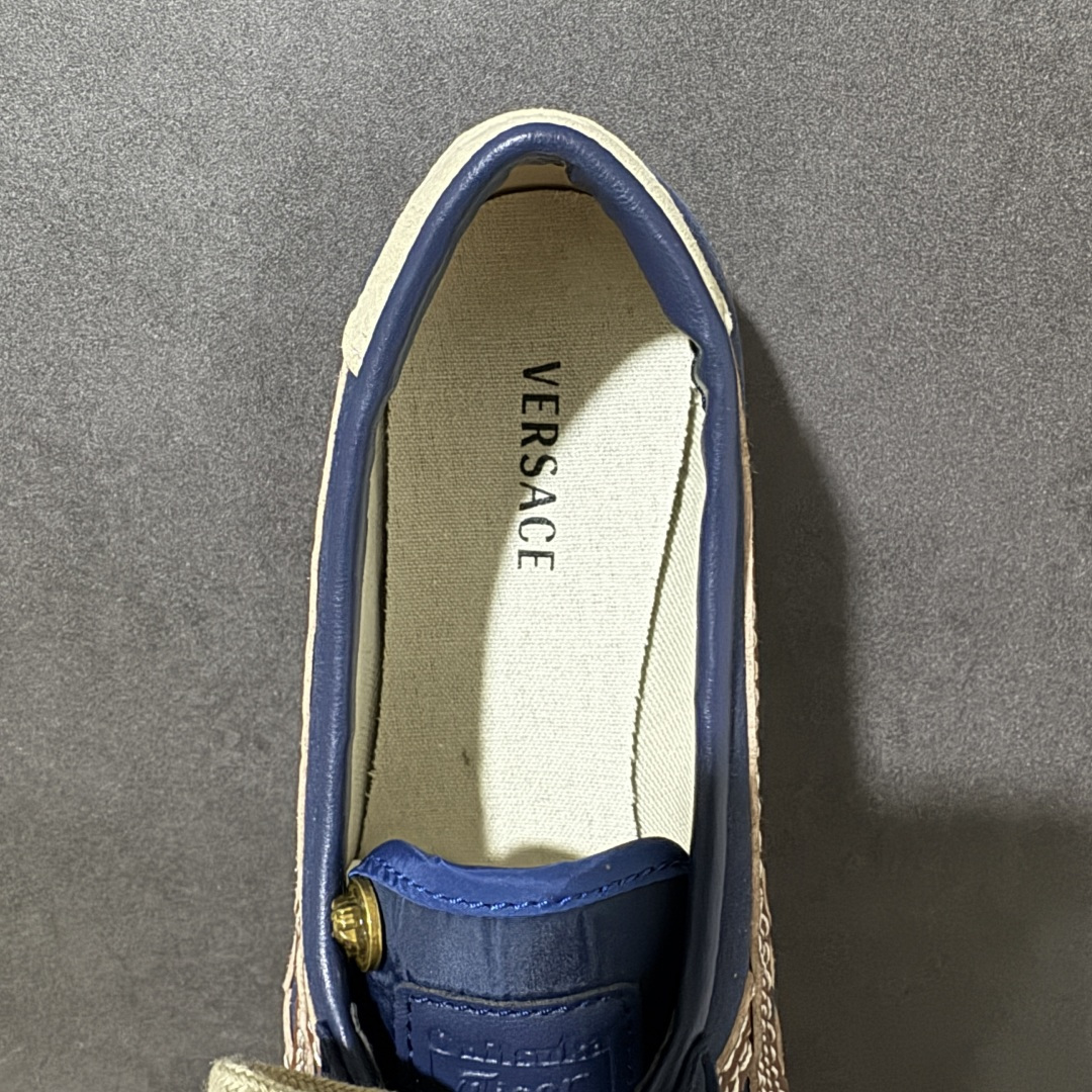 图片[6]-【公司级】Versace x Onitsuka Tiger 鬼冢虎 范思哲 联名款 Tai-ChiSakura 牛皮革绒面革 麂皮系带平底 低帮休闲鞋 经典美学与鬼塚虎的运动创新精神的融合 联名旨在致敬两位品牌创始人将艺术与功能结合的理念 通过范思哲标志性的奢华印花与Onitsuka Tiger的经典鞋型Tai-Chi相结合 创造出独特的牛皮革与绒面革鞋款 此次合作不仅是对双方品牌历史的纪念 更是一次将高级时尚与休闲运动风格无缝连接的成功尝试 货号： 1024594 1A17741 2U2HJ 尺码：35.5-40带半码-选品中心