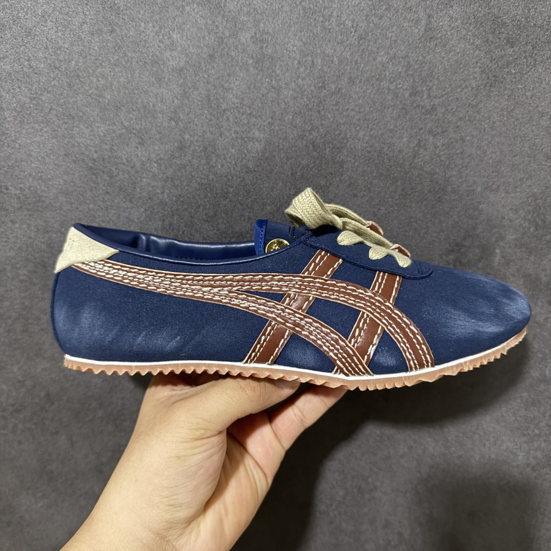 【公司级】Versace x Onitsuka Tiger 鬼冢虎 范思哲 联名款 Tai-ChiSakura 牛皮革绒面革 麂皮系带平底 低帮休闲鞋 经典美学与鬼塚虎的运动创新精神的融合 联名旨在致敬两位品牌创始人将艺术与功能结合的理念 通过范思哲标志性的奢华印花与Onitsuka Tiger的经典鞋型Tai-Chi相结合 创造出独特的牛皮革与绒面革鞋款 此次合作不仅是对双方品牌历史的纪念 更是一次将高级时尚与休闲运动风格无缝连接的成功尝试 货号： 1024594 1A17741 2U2HJ 尺码：35.5-40带半码-选品中心