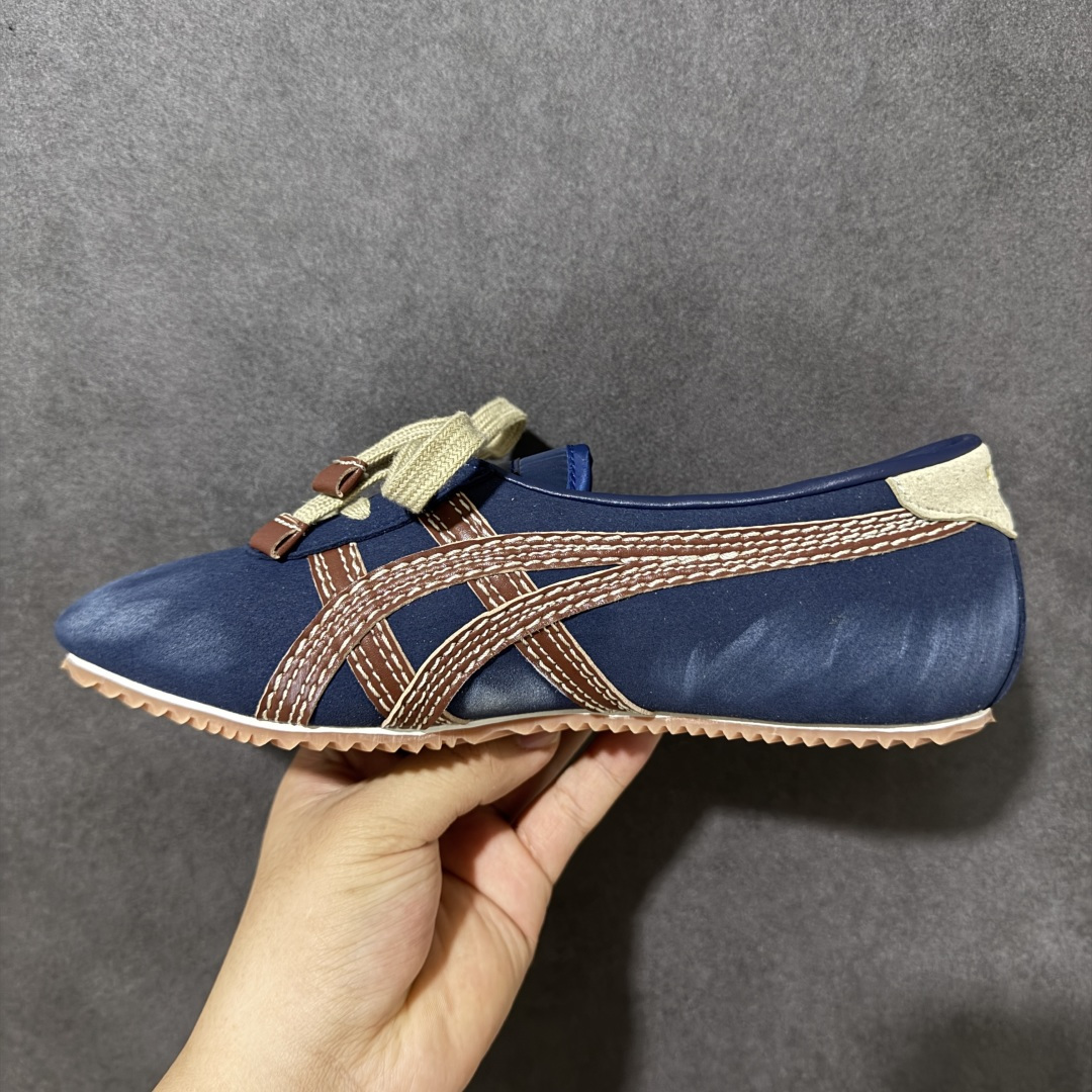 图片[2]-【公司级】Versace x Onitsuka Tiger 鬼冢虎 范思哲 联名款 Tai-ChiSakura 牛皮革绒面革 麂皮系带平底 低帮休闲鞋 经典美学与鬼塚虎的运动创新精神的融合 联名旨在致敬两位品牌创始人将艺术与功能结合的理念 通过范思哲标志性的奢华印花与Onitsuka Tiger的经典鞋型Tai-Chi相结合 创造出独特的牛皮革与绒面革鞋款 此次合作不仅是对双方品牌历史的纪念 更是一次将高级时尚与休闲运动风格无缝连接的成功尝试 货号： 1024594 1A17741 2U2HJ 尺码：35.5-40带半码-选品中心