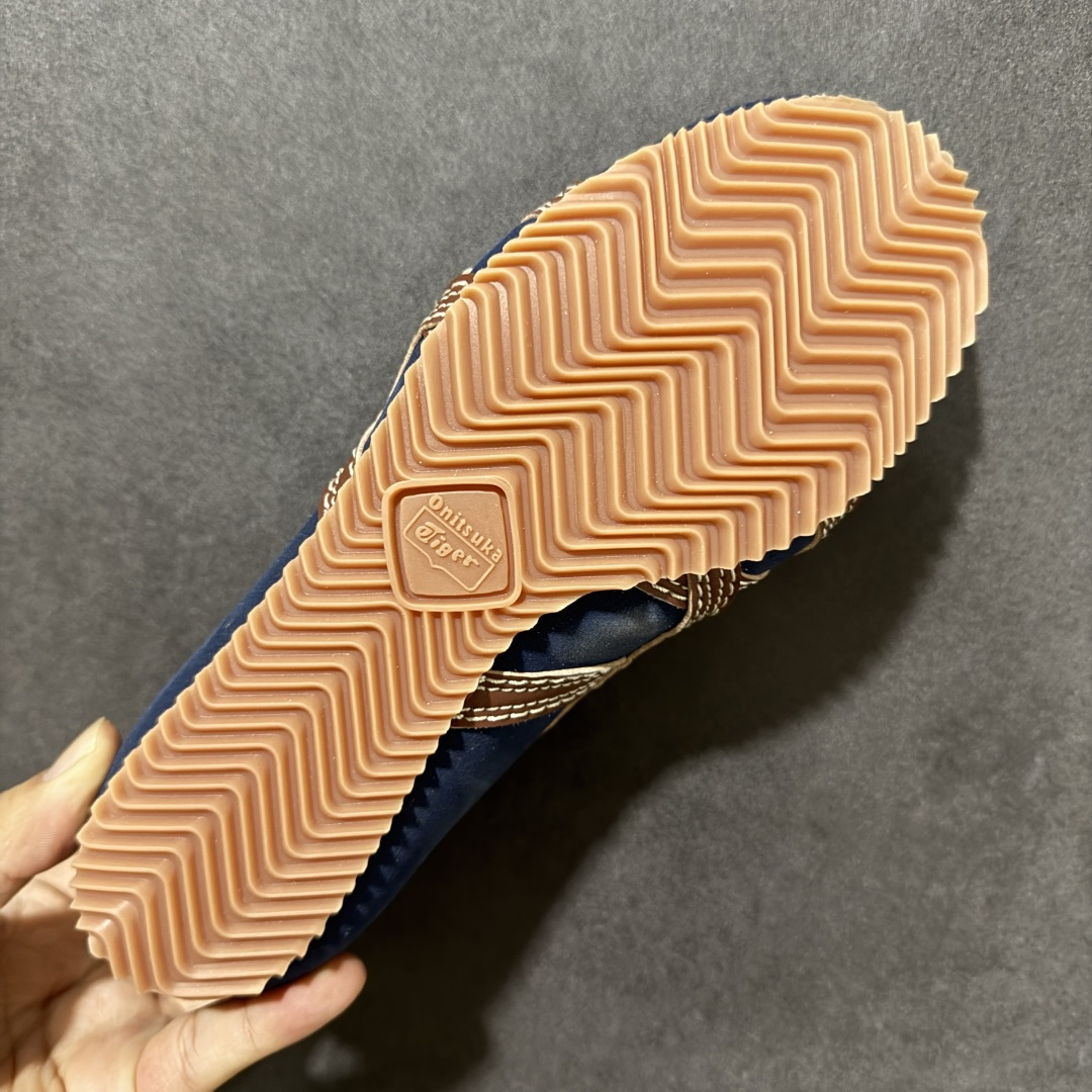 图片[9]-【公司级】Versace x Onitsuka Tiger 鬼冢虎 范思哲 联名款 Tai-ChiSakura 牛皮革绒面革 麂皮系带平底 低帮休闲鞋 经典美学与鬼塚虎的运动创新精神的融合 联名旨在致敬两位品牌创始人将艺术与功能结合的理念 通过范思哲标志性的奢华印花与Onitsuka Tiger的经典鞋型Tai-Chi相结合 创造出独特的牛皮革与绒面革鞋款 此次合作不仅是对双方品牌历史的纪念 更是一次将高级时尚与休闲运动风格无缝连接的成功尝试 货号： 1024594 1A17741 2U2HJ 尺码：35.5-40带半码-选品中心
