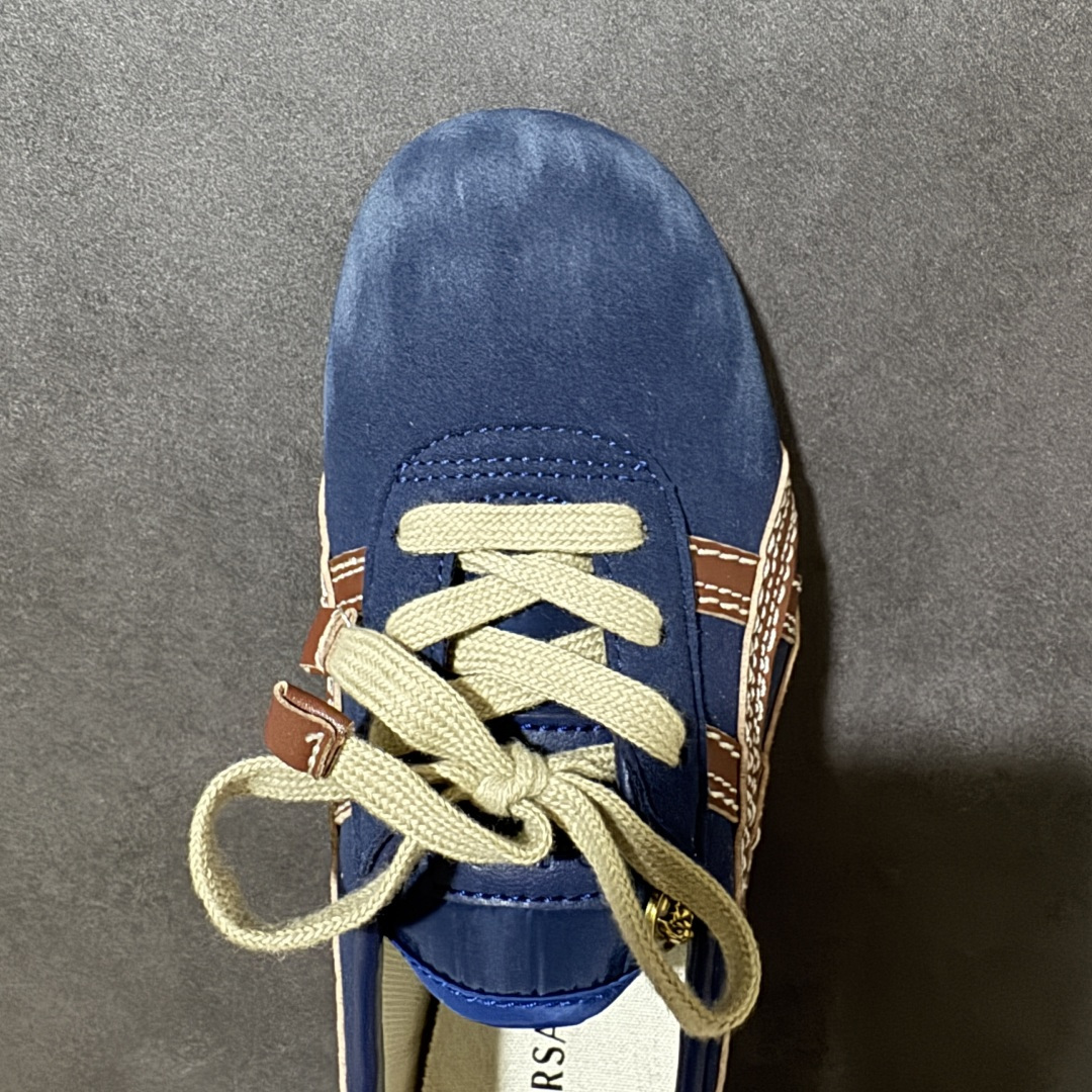 图片[5]-【公司级】Versace x Onitsuka Tiger 鬼冢虎 范思哲 联名款 Tai-ChiSakura 牛皮革绒面革 麂皮系带平底 低帮休闲鞋 经典美学与鬼塚虎的运动创新精神的融合 联名旨在致敬两位品牌创始人将艺术与功能结合的理念 通过范思哲标志性的奢华印花与Onitsuka Tiger的经典鞋型Tai-Chi相结合 创造出独特的牛皮革与绒面革鞋款 此次合作不仅是对双方品牌历史的纪念 更是一次将高级时尚与休闲运动风格无缝连接的成功尝试 货号： 1024594 1A17741 2U2HJ 尺码：35.5-40带半码-选品中心
