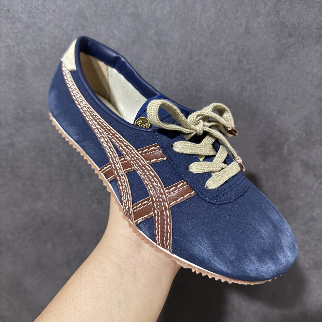 图片[3]-【公司级】Versace x Onitsuka Tiger 鬼冢虎 范思哲 联名款 Tai-ChiSakura 牛皮革绒面革 麂皮系带平底 低帮休闲鞋 经典美学与鬼塚虎的运动创新精神的融合 联名旨在致敬两位品牌创始人将艺术与功能结合的理念 通过范思哲标志性的奢华印花与Onitsuka Tiger的经典鞋型Tai-Chi相结合 创造出独特的牛皮革与绒面革鞋款 此次合作不仅是对双方品牌历史的纪念 更是一次将高级时尚与休闲运动风格无缝连接的成功尝试 货号： 1024594 1A17741 2U2HJ 尺码：35.5-40带半码-选品中心