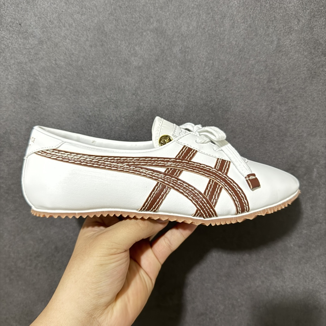 【公司级】Versace x Onitsuka Tiger 鬼冢虎 范思哲 联名款 Tai-ChiSakura 牛皮革绒面革 麂皮系带平底 低帮休闲鞋 经典美学与鬼塚虎的运动创新精神的融合 联名旨在致敬两位品牌创始人将艺术与功能结合的理念 通过范思哲标志性的奢华印花与Onitsuka Tiger的经典鞋型Tai-Chi相结合 创造出独特的牛皮革与绒面革鞋款 此次合作不仅是对双方品牌历史的纪念 更是一次将高级时尚与休闲运动风格无缝连接的成功尝试 货号： 1025116 1A17737 2W3HJ 尺码：35.5-40带半码-选品中心