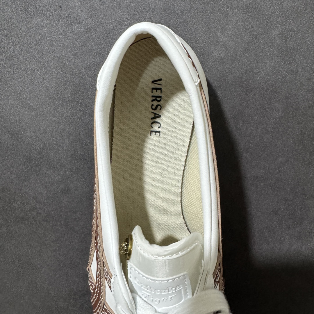 图片[6]-【公司级】Versace x Onitsuka Tiger 鬼冢虎 范思哲 联名款 Tai-ChiSakura 牛皮革绒面革 麂皮系带平底 低帮休闲鞋 经典美学与鬼塚虎的运动创新精神的融合 联名旨在致敬两位品牌创始人将艺术与功能结合的理念 通过范思哲标志性的奢华印花与Onitsuka Tiger的经典鞋型Tai-Chi相结合 创造出独特的牛皮革与绒面革鞋款 此次合作不仅是对双方品牌历史的纪念 更是一次将高级时尚与休闲运动风格无缝连接的成功尝试 货号： 1025116 1A17737 2W3HJ 尺码：35.5-40带半码-选品中心