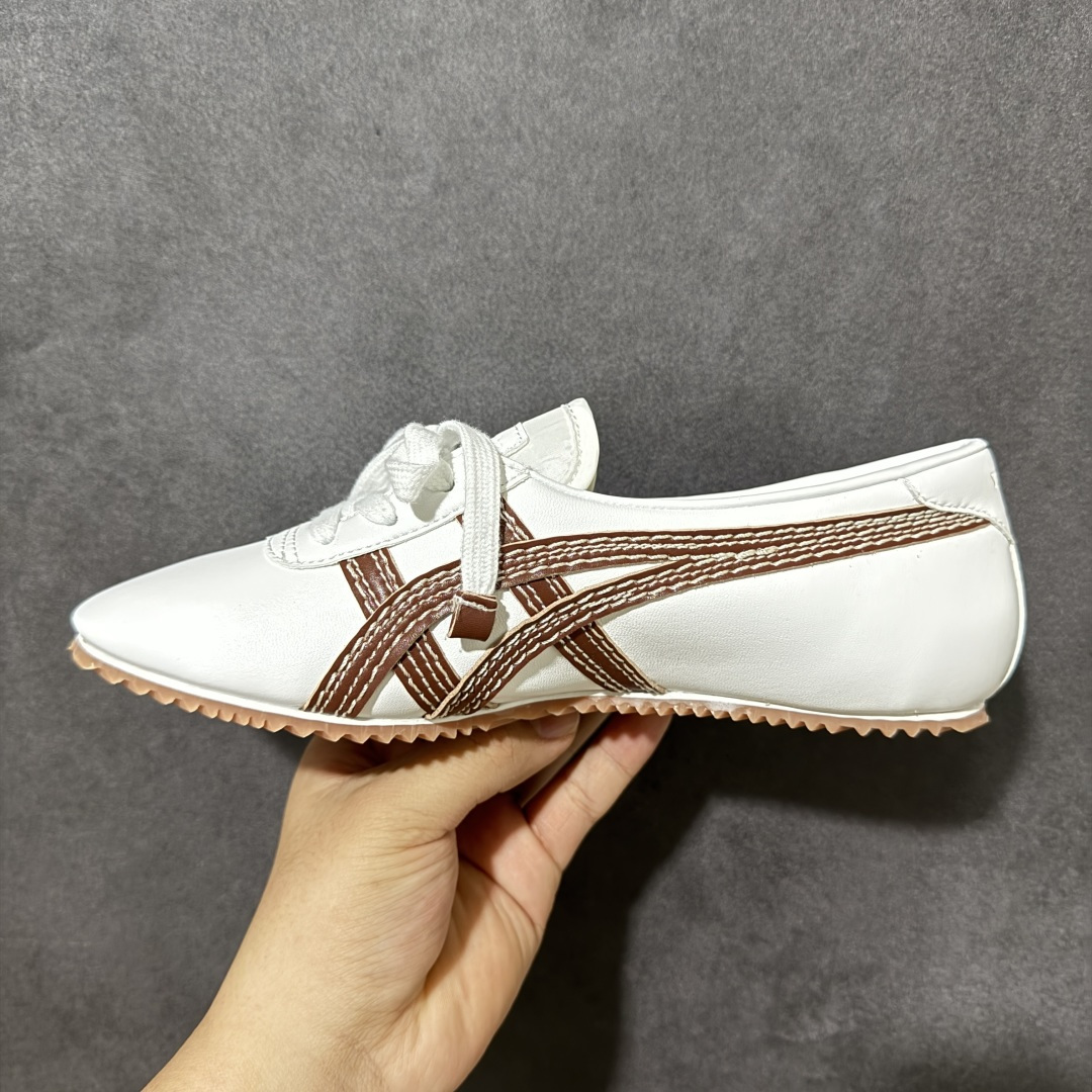 图片[2]-【公司级】Versace x Onitsuka Tiger 鬼冢虎 范思哲 联名款 Tai-ChiSakura 牛皮革绒面革 麂皮系带平底 低帮休闲鞋 经典美学与鬼塚虎的运动创新精神的融合 联名旨在致敬两位品牌创始人将艺术与功能结合的理念 通过范思哲标志性的奢华印花与Onitsuka Tiger的经典鞋型Tai-Chi相结合 创造出独特的牛皮革与绒面革鞋款 此次合作不仅是对双方品牌历史的纪念 更是一次将高级时尚与休闲运动风格无缝连接的成功尝试 货号： 1025116 1A17737 2W3HJ 尺码：35.5-40带半码-选品中心