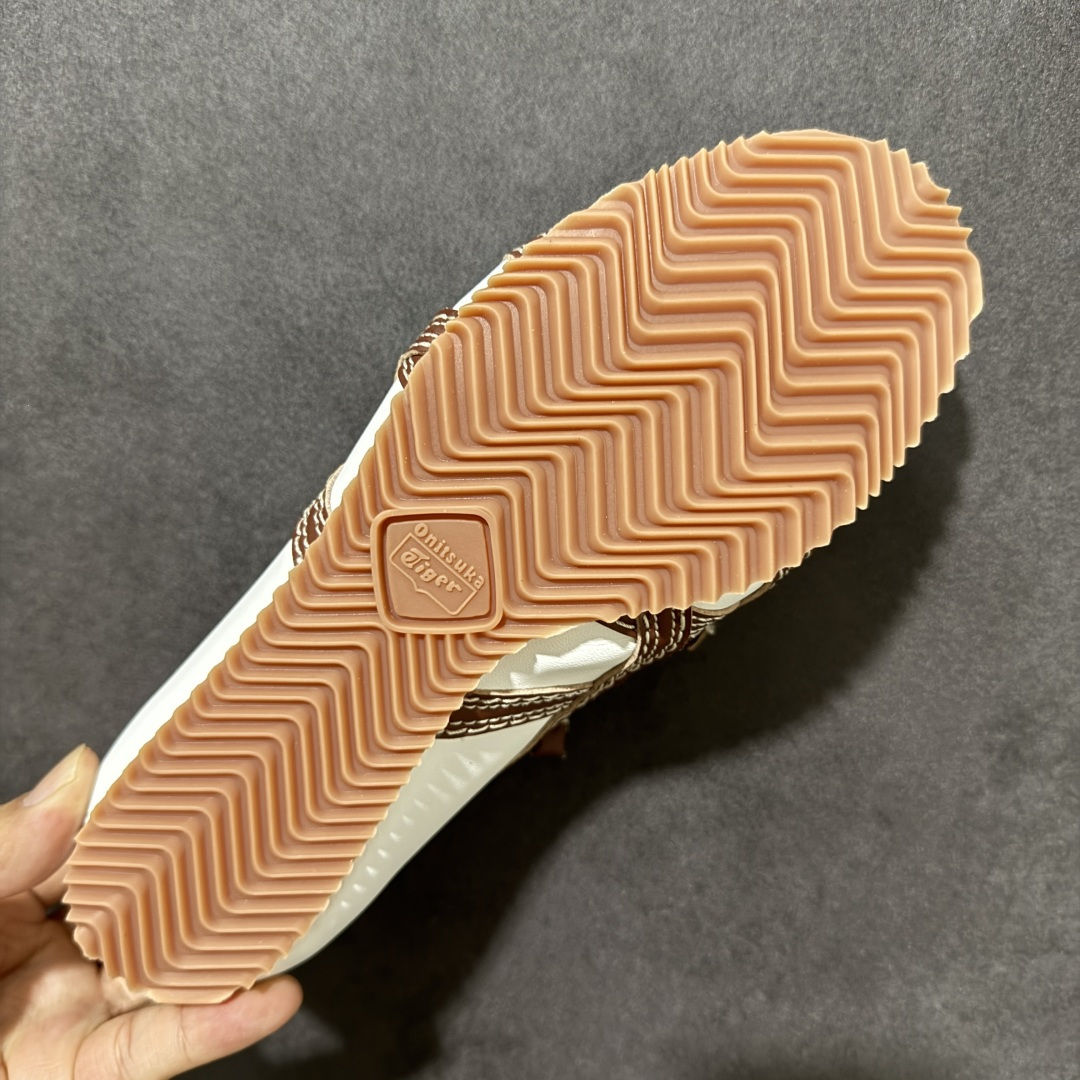 图片[9]-【公司级】Versace x Onitsuka Tiger 鬼冢虎 范思哲 联名款 Tai-ChiSakura 牛皮革绒面革 麂皮系带平底 低帮休闲鞋 经典美学与鬼塚虎的运动创新精神的融合 联名旨在致敬两位品牌创始人将艺术与功能结合的理念 通过范思哲标志性的奢华印花与Onitsuka Tiger的经典鞋型Tai-Chi相结合 创造出独特的牛皮革与绒面革鞋款 此次合作不仅是对双方品牌历史的纪念 更是一次将高级时尚与休闲运动风格无缝连接的成功尝试 货号： 1025116 1A17737 2W3HJ 尺码：35.5-40带半码-选品中心