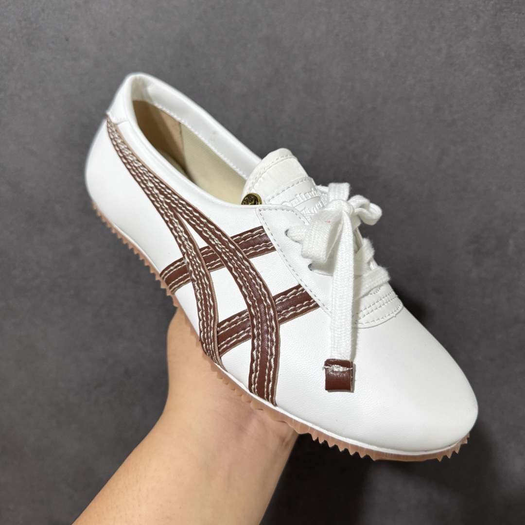 图片[3]-【公司级】Versace x Onitsuka Tiger 鬼冢虎 范思哲 联名款 Tai-ChiSakura 牛皮革绒面革 麂皮系带平底 低帮休闲鞋 经典美学与鬼塚虎的运动创新精神的融合 联名旨在致敬两位品牌创始人将艺术与功能结合的理念 通过范思哲标志性的奢华印花与Onitsuka Tiger的经典鞋型Tai-Chi相结合 创造出独特的牛皮革与绒面革鞋款 此次合作不仅是对双方品牌历史的纪念 更是一次将高级时尚与休闲运动风格无缝连接的成功尝试 货号： 1025116 1A17737 2W3HJ 尺码：35.5-40带半码-选品中心
