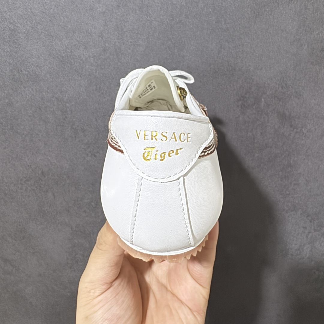 图片[4]-【公司级】Versace x Onitsuka Tiger 鬼冢虎 范思哲 联名款 Tai-ChiSakura 牛皮革绒面革 麂皮系带平底 低帮休闲鞋 经典美学与鬼塚虎的运动创新精神的融合 联名旨在致敬两位品牌创始人将艺术与功能结合的理念 通过范思哲标志性的奢华印花与Onitsuka Tiger的经典鞋型Tai-Chi相结合 创造出独特的牛皮革与绒面革鞋款 此次合作不仅是对双方品牌历史的纪念 更是一次将高级时尚与休闲运动风格无缝连接的成功尝试 货号： 1025116 1A17737 2W3HJ 尺码：35.5-40带半码-选品中心