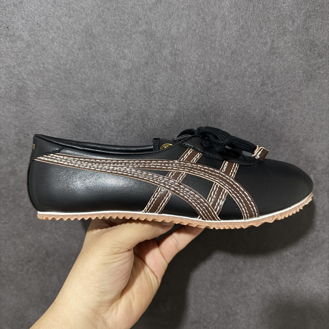 【公司级】Versace x Onitsuka Tiger 鬼冢虎 范思哲 联名款 Tai-ChiSakura 牛皮革绒面革 麂皮系带平底 低帮休闲鞋 经典美学与鬼塚虎的运动创新精神的融合 联名旨在致敬两位品牌创始人将艺术与功能结合的理念 通过范思哲标志性的奢华印花与Onitsuka Tiger的经典鞋型Tai-Chi相结合 创造出独特的牛皮革与绒面革鞋款 此次合作不仅是对双方品牌历史的纪念 更是一次将高级时尚与休闲运动风格无缝连接的成功尝试 货号： 1024594 1A17737 2BQ8J 尺码：35.5-40带半码-选品中心