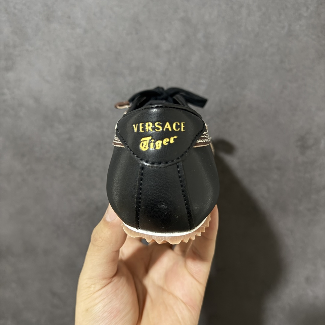 图片[4]-【公司级】Versace x Onitsuka Tiger 鬼冢虎 范思哲 联名款 Tai-ChiSakura 牛皮革绒面革 麂皮系带平底 低帮休闲鞋 经典美学与鬼塚虎的运动创新精神的融合 联名旨在致敬两位品牌创始人将艺术与功能结合的理念 通过范思哲标志性的奢华印花与Onitsuka Tiger的经典鞋型Tai-Chi相结合 创造出独特的牛皮革与绒面革鞋款 此次合作不仅是对双方品牌历史的纪念 更是一次将高级时尚与休闲运动风格无缝连接的成功尝试 货号： 1024594 1A17737 2BQ8J 尺码：35.5-40带半码-选品中心