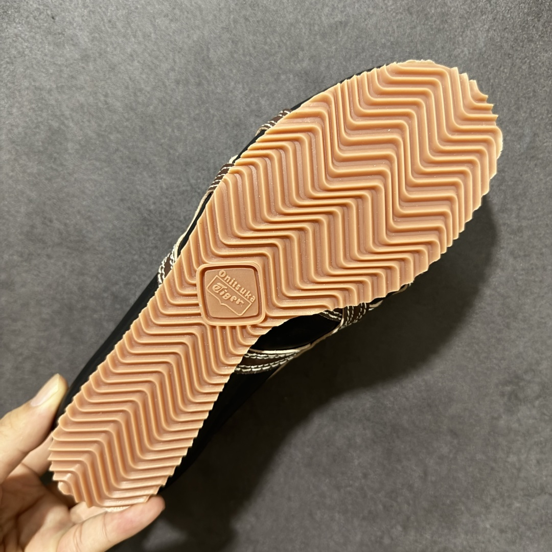 图片[9]-【公司级】Versace x Onitsuka Tiger 鬼冢虎 范思哲 联名款 Tai-ChiSakura 牛皮革绒面革 麂皮系带平底 低帮休闲鞋 经典美学与鬼塚虎的运动创新精神的融合 联名旨在致敬两位品牌创始人将艺术与功能结合的理念 通过范思哲标志性的奢华印花与Onitsuka Tiger的经典鞋型Tai-Chi相结合 创造出独特的牛皮革与绒面革鞋款 此次合作不仅是对双方品牌历史的纪念 更是一次将高级时尚与休闲运动风格无缝连接的成功尝试 货号： 1024594 1A17737 2BQ8J 尺码：35.5-40带半码-选品中心