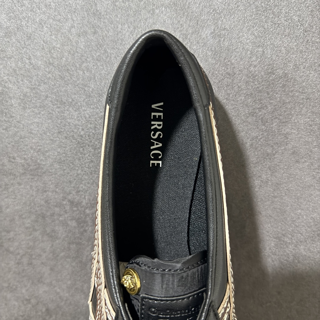 图片[6]-【公司级】Versace x Onitsuka Tiger 鬼冢虎 范思哲 联名款 Tai-ChiSakura 牛皮革绒面革 麂皮系带平底 低帮休闲鞋 经典美学与鬼塚虎的运动创新精神的融合 联名旨在致敬两位品牌创始人将艺术与功能结合的理念 通过范思哲标志性的奢华印花与Onitsuka Tiger的经典鞋型Tai-Chi相结合 创造出独特的牛皮革与绒面革鞋款 此次合作不仅是对双方品牌历史的纪念 更是一次将高级时尚与休闲运动风格无缝连接的成功尝试 货号： 1024594 1A17737 2BQ8J 尺码：35.5-40带半码-选品中心