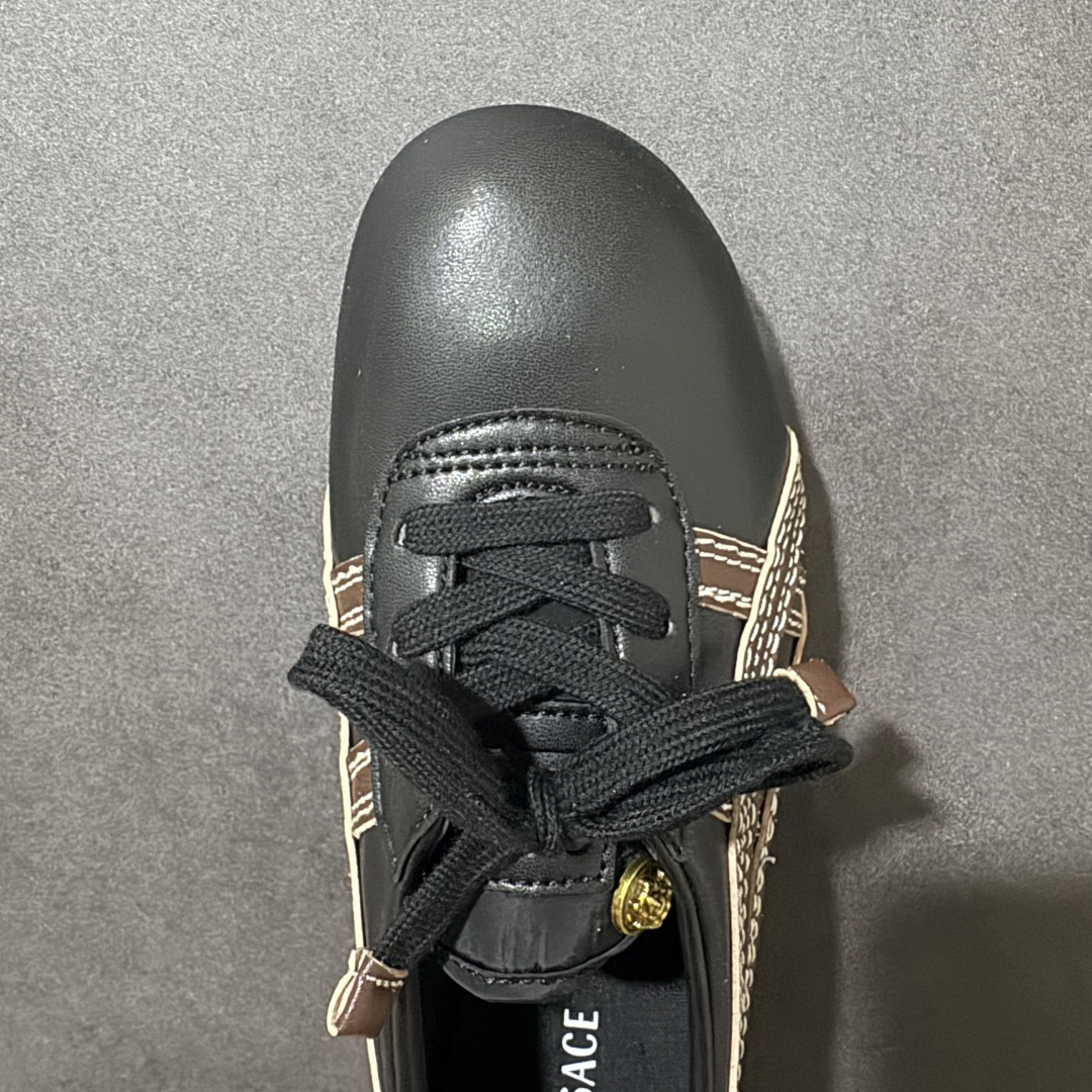 图片[5]-【公司级】Versace x Onitsuka Tiger 鬼冢虎 范思哲 联名款 Tai-ChiSakura 牛皮革绒面革 麂皮系带平底 低帮休闲鞋 经典美学与鬼塚虎的运动创新精神的融合 联名旨在致敬两位品牌创始人将艺术与功能结合的理念 通过范思哲标志性的奢华印花与Onitsuka Tiger的经典鞋型Tai-Chi相结合 创造出独特的牛皮革与绒面革鞋款 此次合作不仅是对双方品牌历史的纪念 更是一次将高级时尚与休闲运动风格无缝连接的成功尝试 货号： 1024594 1A17737 2BQ8J 尺码：35.5-40带半码-选品中心