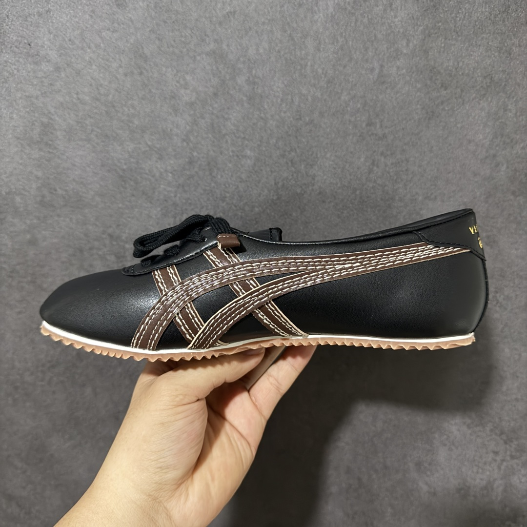 图片[2]-【公司级】Versace x Onitsuka Tiger 鬼冢虎 范思哲 联名款 Tai-ChiSakura 牛皮革绒面革 麂皮系带平底 低帮休闲鞋 经典美学与鬼塚虎的运动创新精神的融合 联名旨在致敬两位品牌创始人将艺术与功能结合的理念 通过范思哲标志性的奢华印花与Onitsuka Tiger的经典鞋型Tai-Chi相结合 创造出独特的牛皮革与绒面革鞋款 此次合作不仅是对双方品牌历史的纪念 更是一次将高级时尚与休闲运动风格无缝连接的成功尝试 货号： 1024594 1A17737 2BQ8J 尺码：35.5-40带半码-选品中心