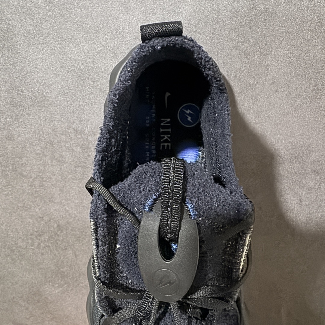 图片[6]-【公司级】Fragment Design × Nk Mind 002 藤原浩闪电联名款 2026全新爆款 足疗按摩鞋 一体式编织鞋面，采用特殊的 Flyknit 针织材质，做旧毛边 + 镂空设计，既保证了极致的贴合度和透气性，又自带独特的解构质感，上脚轻便不压脚。 鞋身印有「FRAGMENT CONCEPT TESTING」字样，搭配标志性的工业风做旧 Flyknit 鞋面，自带未来机能感，是藤原浩极简美学的完美体现。 22个独立按摩节点，按压足底穴位的泡棉按摩球，走路时会随脚步微动，每一步都在给脚底做 “脉冲式按摩”，缓解久站疲惫感。 货号：IQ8504-002 尺码：36 37.5 38 39 40 41 42 43 44 45-莆田鞋
