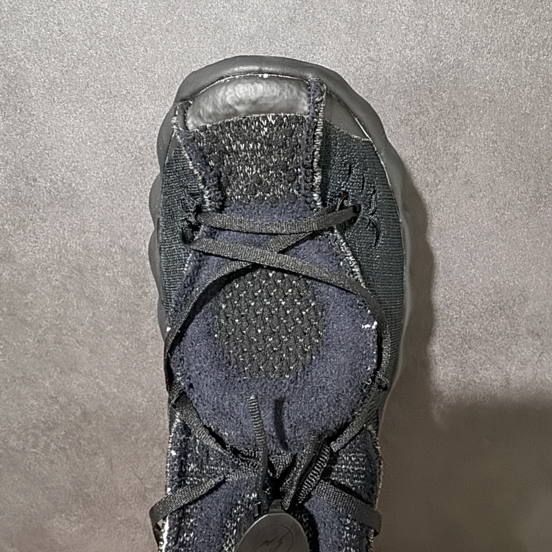图片[5]-【公司级】Fragment Design × Nk Mind 002 藤原浩闪电联名款 2026全新爆款 足疗按摩鞋 一体式编织鞋面，采用特殊的 Flyknit 针织材质，做旧毛边 + 镂空设计，既保证了极致的贴合度和透气性，又自带独特的解构质感，上脚轻便不压脚。 鞋身印有「FRAGMENT CONCEPT TESTING」字样，搭配标志性的工业风做旧 Flyknit 鞋面，自带未来机能感，是藤原浩极简美学的完美体现。 22个独立按摩节点，按压足底穴位的泡棉按摩球，走路时会随脚步微动，每一步都在给脚底做 “脉冲式按摩”，缓解久站疲惫感。 货号：IQ8504-002 尺码：36 37.5 38 39 40 41 42 43 44 45-莆田鞋