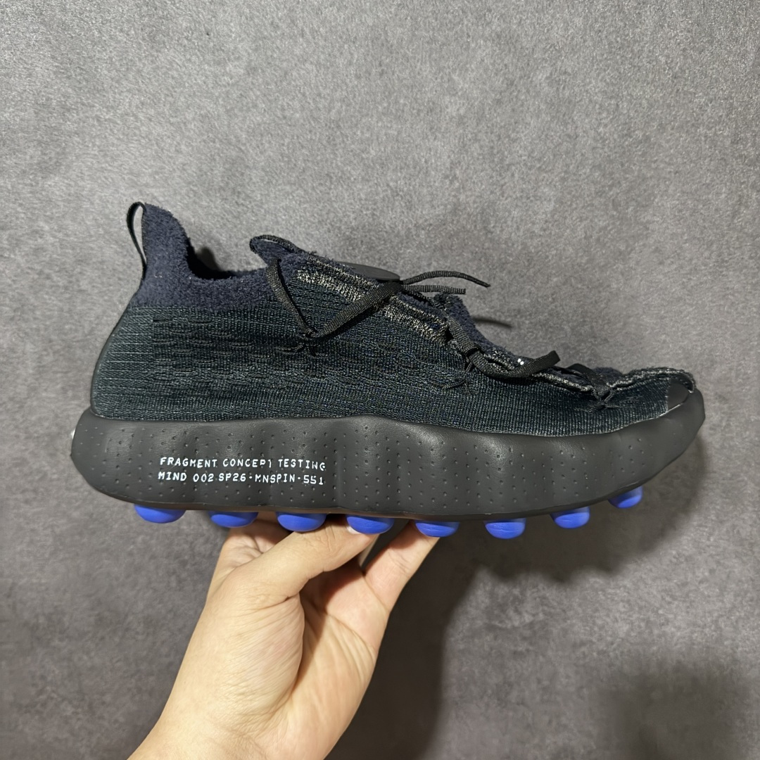 【公司级】Fragment Design × Nk Mind 002 藤原浩闪电联名款 2026全新爆款 足疗按摩鞋 一体式编织鞋面,采用特殊的 Flyknit 针织材质,做旧毛边 + 镂空设计,既保证了极致的贴合度和透气性,又自带独特的解构质感,上脚轻便不压脚。 鞋身印有「FRAGMENT CONCEPT TESTING」字样,搭配标志性的工业风做旧 Flyknit 鞋面,自带未来机能感,是藤原浩极简美学的完美体现。 22个独立按摩节点,按压足底穴位的泡棉按摩球,走路时会随脚步微动,每一步都在给脚底做 “脉冲式按摩”,缓解久站疲惫感。 货号:IQ8504-002 尺码:36 37.5 38 39 40 41 42 43 44 45-选品中心