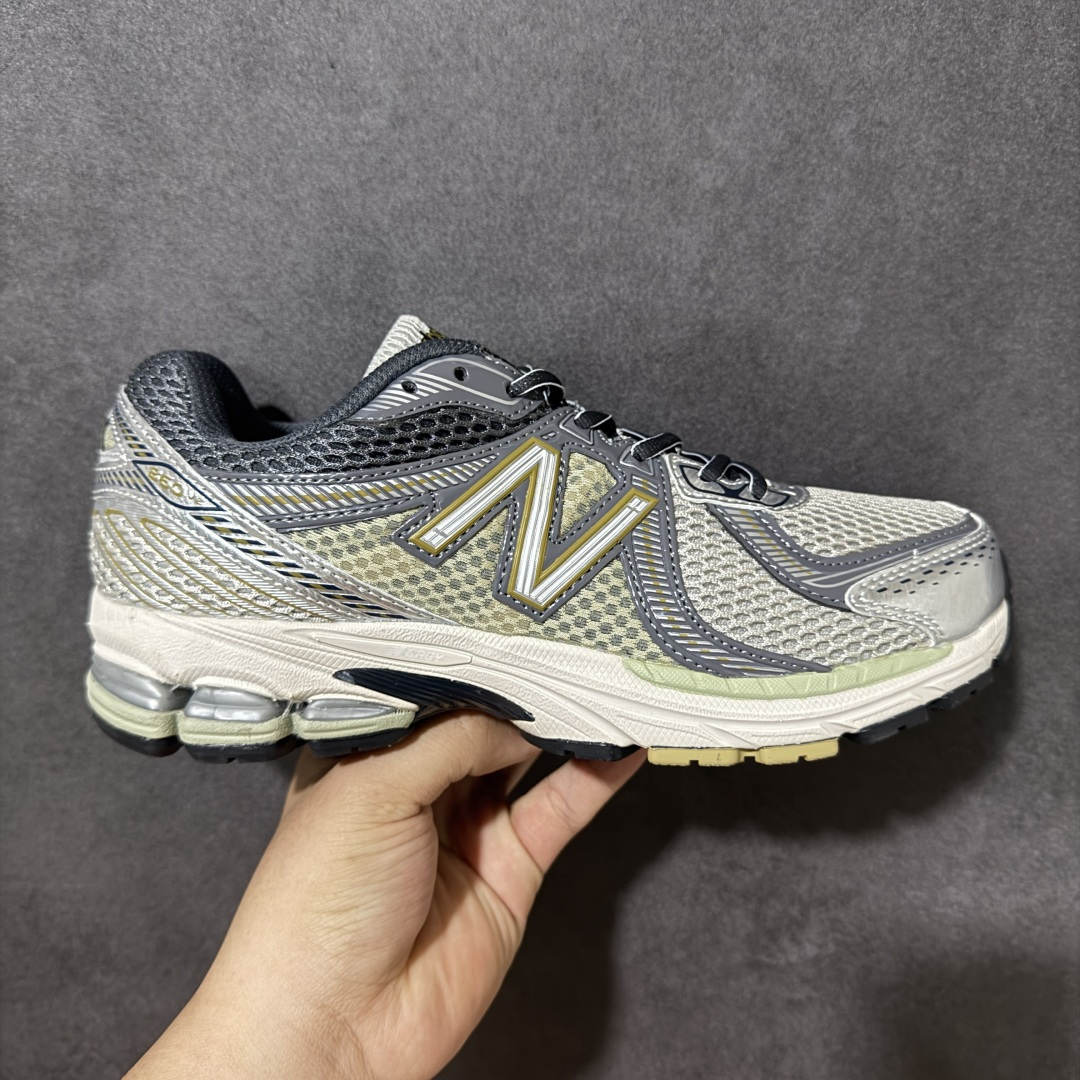 【公司级】New Balance NB 860系列 防滑耐磨低帮跑步鞋 AiméLeon Dore的灵感来自闪亮的覆盖层 这是当时高性能跑鞋的常见设计细节AiméLeonDore的思想依赖金属金色和银色贴花来赋予鞋型独特的个性 货号： ML860KR2 尺码： 36-45半-选品中心