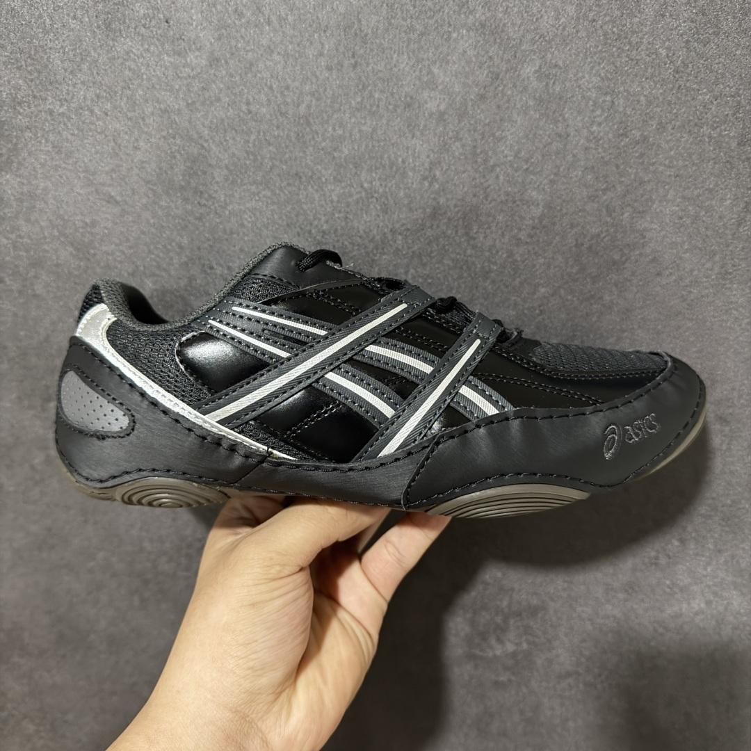 【公司级】Asics Hypersync 亚瑟士百搭轻便薄底德训鞋26款薄底鞋 德训鞋 时尚复古 透气轻便 低帮 生活休闲鞋 男女同款 黑色‌ ASICS Hypersync‌ 是亚瑟士在2026年推出的全新潮流生活品类薄底鞋款，主打复古美学与日常通勤的平衡。根据您提供的型号 ‌1203A879-021‌（通常对应黑银或全黑配色），以下是该鞋款的核心亮点、穿着体验及购买建议：核心卖点与设计，‌薄底科技美学‌：采用 ‌1CM机能薄底‌设计，灵感源自品牌经典的室内摔跤鞋和田径鞋。这种设计提供了极强的“贴地感”和赤足体验，线条流畅，视觉上非常轻盈。‌德训鞋风格融合‌：鞋型借鉴了德训鞋（German Army Trainer）的经典轮廓，但进行了现代化重构。鞋头稍宽，不仅提升了复古韵味，也避免了传统薄底鞋挤脚的问题，对脚型包容性更好。‌材质拼接‌：鞋面由‌皮革、金属质感面料与透气网眼‌拼接而成。这种组合既保证了鞋身的挺括感和耐用性，又通过网眼区域优化了夏季穿着的透气性，避免闷热。 货号：1203A879-021 尺码： 36-47带半码-选品中心