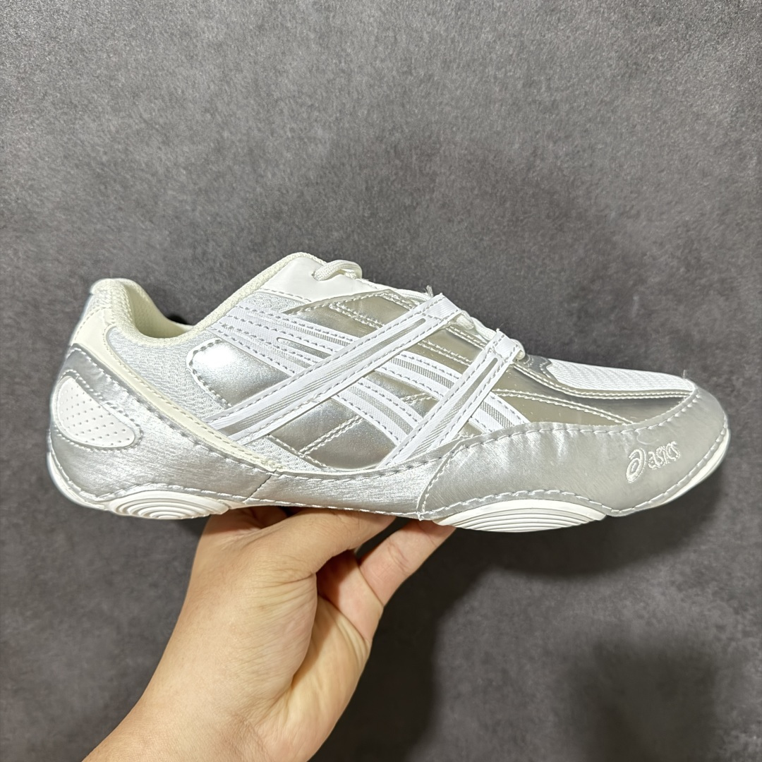 【公司级】Asics Hypersync 亚瑟士百搭轻便薄底德训鞋26款薄底鞋 德训鞋 时尚复古 透气轻便 低帮 生活休闲鞋 男女同款 黑色‌ ASICS Hypersync‌ 是亚瑟士在2026年推出的全新潮流生活品类薄底鞋款，主打复古美学与日常通勤的平衡。根据您提供的型号 ‌1203A879-021‌（通常对应黑银或全黑配色），以下是该鞋款的核心亮点、穿着体验及购买建议：核心卖点与设计，‌薄底科技美学‌：采用 ‌1CM机能薄底‌设计，灵感源自品牌经典的室内摔跤鞋和田径鞋。这种设计提供了极强的“贴地感”和赤足体验，线条流畅，视觉上非常轻盈。‌德训鞋风格融合‌：鞋型借鉴了德训鞋（German Army Trainer）的经典轮廓，但进行了现代化重构。鞋头稍宽，不仅提升了复古韵味，也避免了传统薄底鞋挤脚的问题，对脚型包容性更好。‌材质拼接‌：鞋面由‌皮革、金属质感面料与透气网眼‌拼接而成。这种组合既保证了鞋身的挺括感和耐用性，又通过网眼区域优化了夏季穿着的透气性，避免闷热。 货号：1203A879-100 尺码： 36-47带半码-选品中心