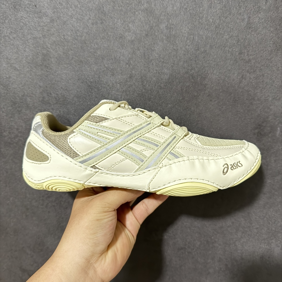 【公司级】Asics Hypersync 亚瑟士百搭轻便薄底德训鞋26款薄底鞋 德训鞋 时尚复古 透气轻便 低帮 生活休闲鞋 男女同款 黑色‌ ASICS Hypersync‌ 是亚瑟士在2026年推出的全新潮流生活品类薄底鞋款，主打复古美学与日常通勤的平衡。根据您提供的型号 ‌1203A879-021‌（通常对应黑银或全黑配色），以下是该鞋款的核心亮点、穿着体验及购买建议：核心卖点与设计，‌薄底科技美学‌：采用 ‌1CM机能薄底‌设计，灵感源自品牌经典的室内摔跤鞋和田径鞋。这种设计提供了极强的“贴地感”和赤足体验，线条流畅，视觉上非常轻盈。‌德训鞋风格融合‌：鞋型借鉴了德训鞋（German Army Trainer）的经典轮廓，但进行了现代化重构。鞋头稍宽，不仅提升了复古韵味，也避免了传统薄底鞋挤脚的问题，对脚型包容性更好。‌材质拼接‌：鞋面由‌皮革、金属质感面料与透气网眼‌拼接而成。这种组合既保证了鞋身的挺括感和耐用性，又通过网眼区域优化了夏季穿着的透气性，避免闷热。 货号：1203A879-250 尺码： 36-47带半码-选品中心