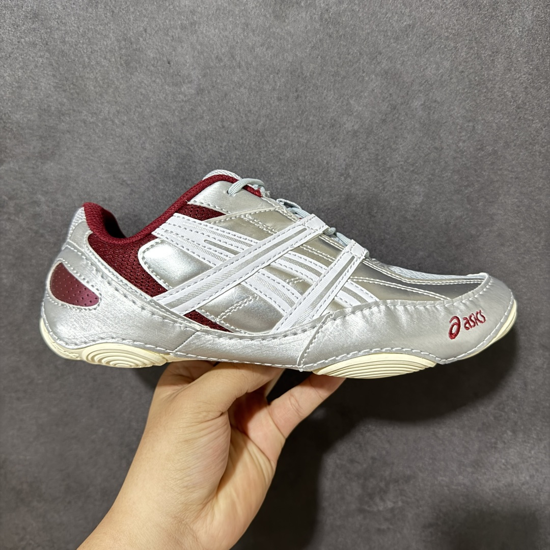 【公司级】Asics Hypersync 亚瑟士百搭轻便薄底德训鞋26款薄底鞋 德训鞋 时尚复古 透气轻便 低帮 生活休闲鞋 男女同款 黑色‌ ASICS Hypersync‌ 是亚瑟士在2026年推出的全新潮流生活品类薄底鞋款，主打复古美学与日常通勤的平衡。根据您提供的型号 ‌1203A879-021‌（通常对应黑银或全黑配色），以下是该鞋款的核心亮点、穿着体验及购买建议：核心卖点与设计，‌薄底科技美学‌：采用 ‌1CM机能薄底‌设计，灵感源自品牌经典的室内摔跤鞋和田径鞋。这种设计提供了极强的“贴地感”和赤足体验，线条流畅，视觉上非常轻盈。‌德训鞋风格融合‌：鞋型借鉴了德训鞋（German Army Trainer）的经典轮廓，但进行了现代化重构。鞋头稍宽，不仅提升了复古韵味，也避免了传统薄底鞋挤脚的问题，对脚型包容性更好。‌材质拼接‌：鞋面由‌皮革、金属质感面料与透气网眼‌拼接而成。这种组合既保证了鞋身的挺括感和耐用性，又通过网眼区域优化了夏季穿着的透气性，避免闷热。 货号：1203A879-020 尺码： 36-47带半码-选品中心