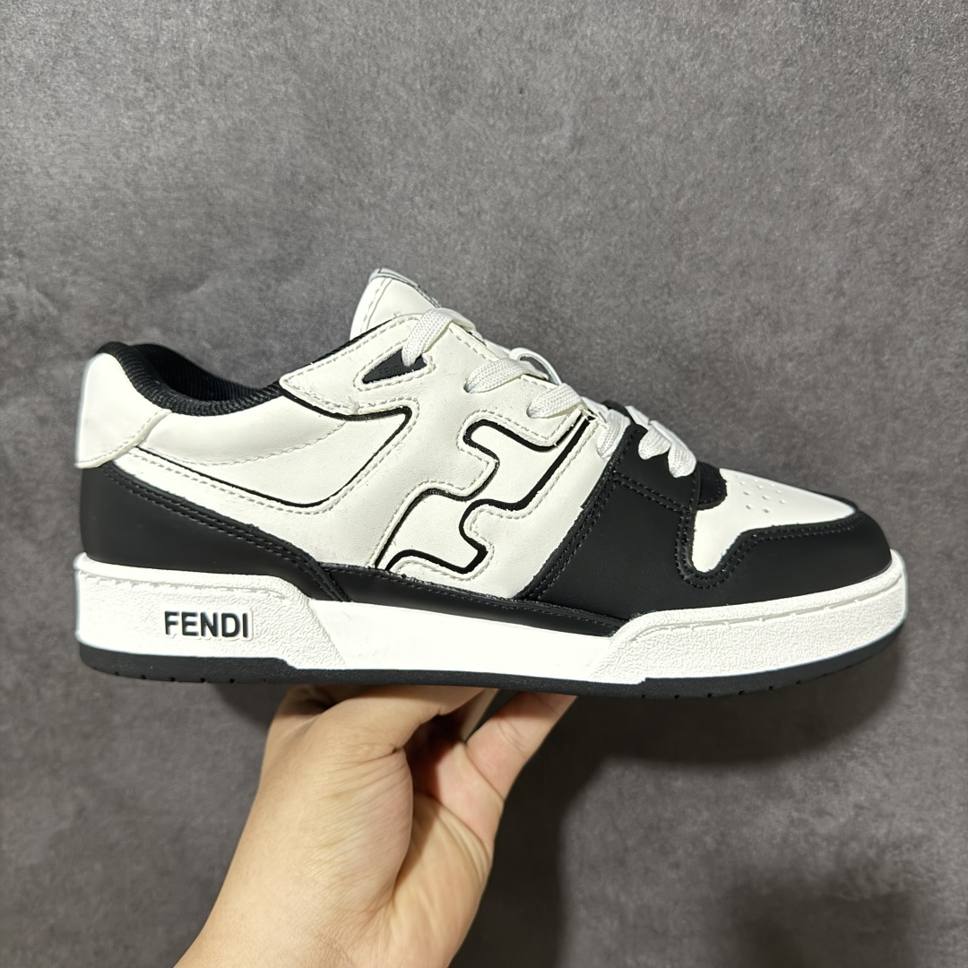 【公司级】高端性价比-跑量款-高端工艺盒＋原厂同步配件 FENDI芬迪 Match 皮革 浮雕系带 低帮时尚板鞋 FENDI Match 鞋身采用超柔软粗纹皮革及绒面皮革材质，圆润边沿配合细腻的走线展现出 FENDI 对于品质的严苛把控。为提升 FENDI Match 整体的完成度，侧身的品牌 Logo 线条更纤细，与鞋身浑然一体，加之专属鞋舌标签让整体的层次感拿捏得十分均衡，上脚观感更是彰显了奢侈品鞋款潮流质感的一面。 货号：7E1493AHH2 F1FHS 尺码：36 37 38 39 40 41 42 43 44 45 46 47-选品中心