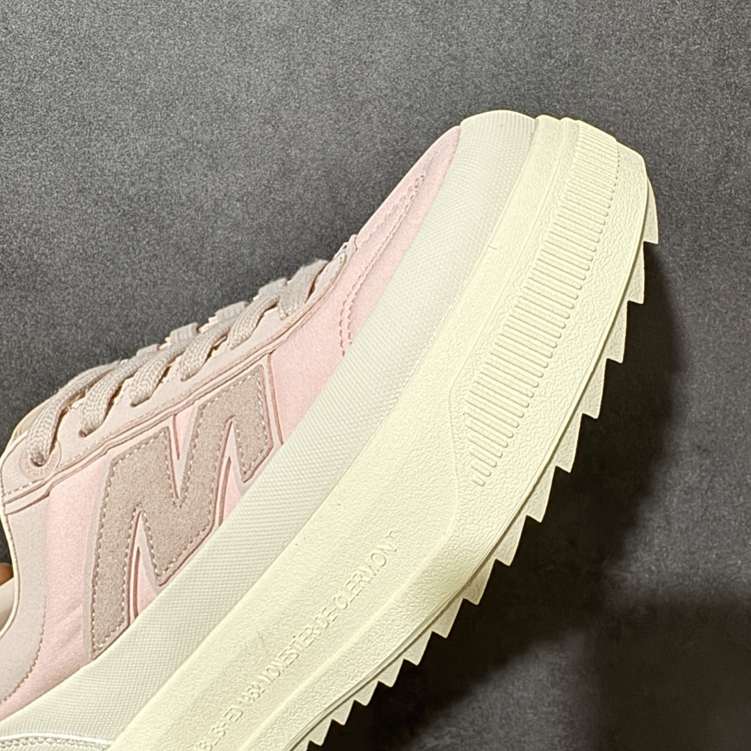 Moncler Altive Mid F046蒙口系列新款休闲运动鞋灵感源自 Moncler 典藏系列，