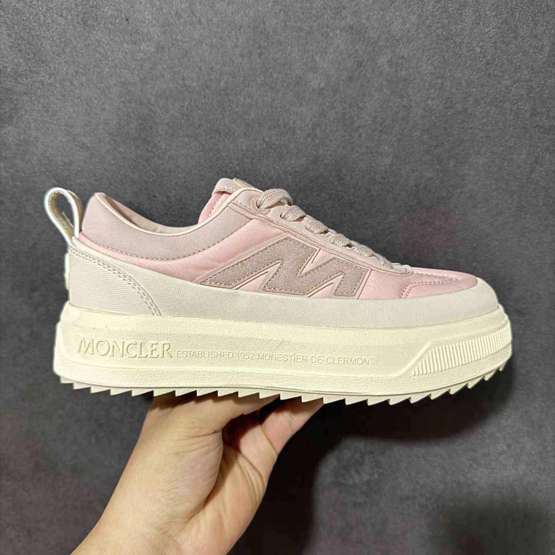 【公司级】Moncler Altive Mid F046蒙口系列新款休闲运动鞋 灵感源自 Moncler 典藏系列，将大胆设计与实用功能完美融合，重新定义都市生活方式 100%防泼水户外等级/拼接牛皮面料/内里舒适羊皮 ⛓️工业风美学：粗绳鞋带+黑白撞色，机能感拉满 低调奢华：后跟Logo压印，懂的人自然懂 适用场景：户外徒步，城市日常搭配休闲运动服饰，轻松打造时尚造型 原版vibram橡胶+tpu大底.防滑耐磨 尺码：35-46-选品中心