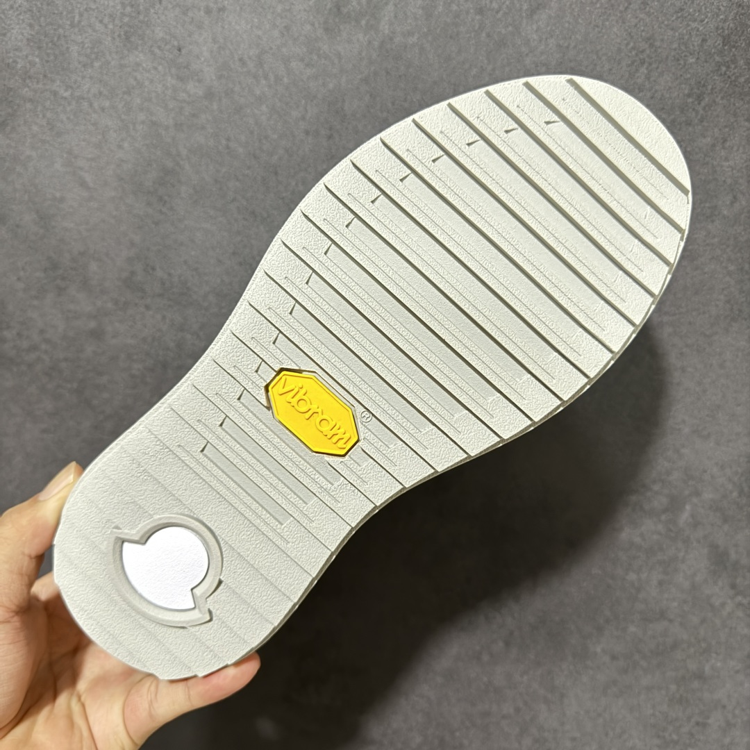 Moncler Altive Mid F046蒙口系列新款休闲运动鞋灵感源自 Moncler 典藏系列，
