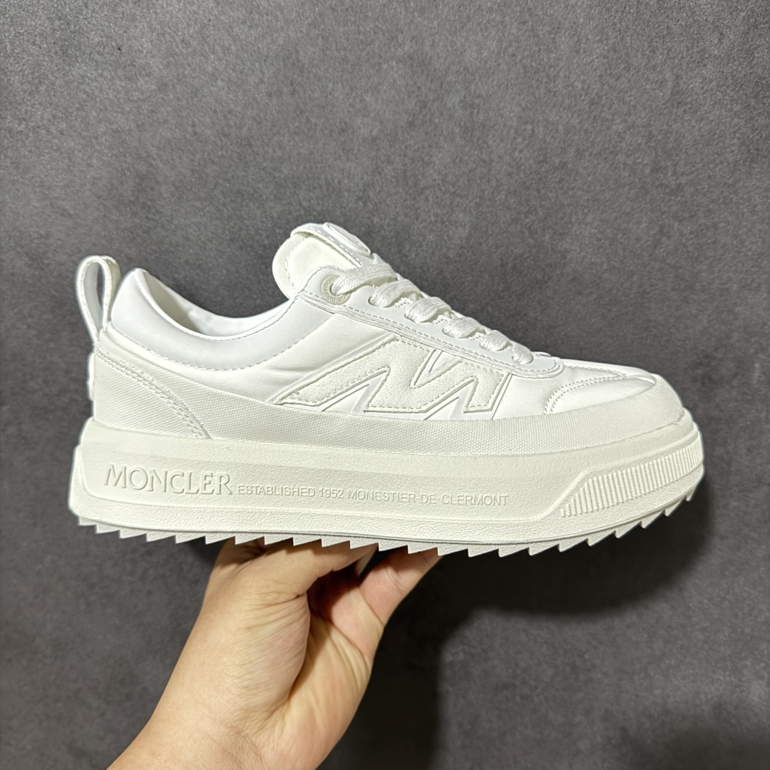 【公司级】Moncler Altive Mid F046蒙口系列新款休闲运动鞋 灵感源自 Moncler 典藏系列，将大胆设计与实用功能完美融合，重新定义都市生活方式 100%防泼水户外等级/拼接牛皮面料/内里舒适羊皮 ⛓️工业风美学：粗绳鞋带+黑白撞色，机能感拉满 低调奢华：后跟Logo压印，懂的人自然懂 适用场景：户外徒步，城市日常搭配休闲运动服饰，轻松打造时尚造型 原版vibram橡胶+tpu大底.防滑耐磨 尺码：35-46-选品中心