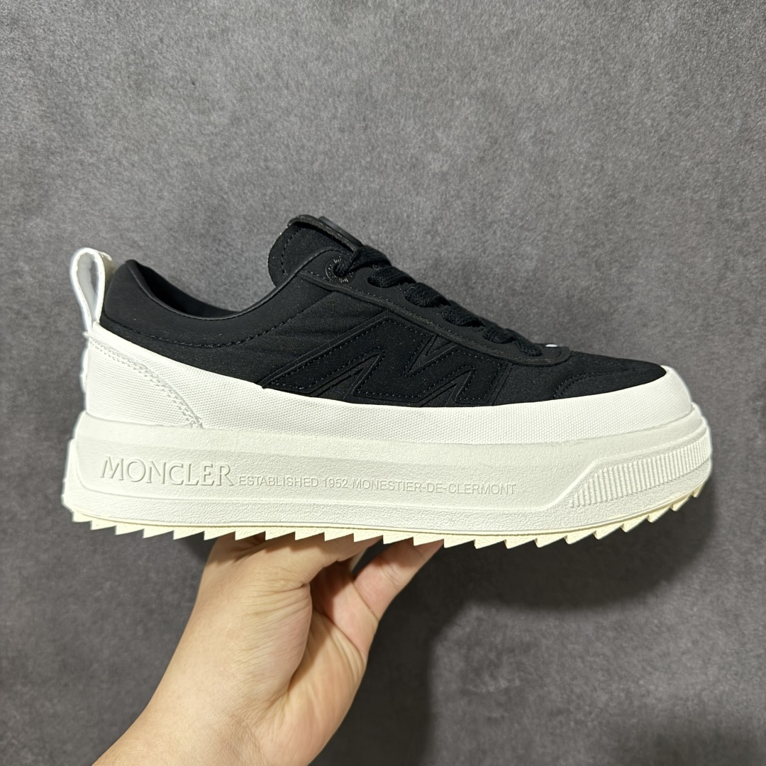 【公司级】Moncler Altive Mid F046蒙口系列新款休闲运动鞋 灵感源自 Moncler 典藏系列，将大胆设计与实用功能完美融合，重新定义都市生活方式 100%防泼水户外等级/拼接牛皮面料/内里舒适羊皮 ⛓️工业风美学：粗绳鞋带+黑白撞色，机能感拉满 低调奢华：后跟Logo压印，懂的人自然懂 适用场景：户外徒步，城市日常搭配休闲运动服饰，轻松打造时尚造型 原版vibram橡胶+tpu大底.防滑耐磨 尺码：35-46-选品中心