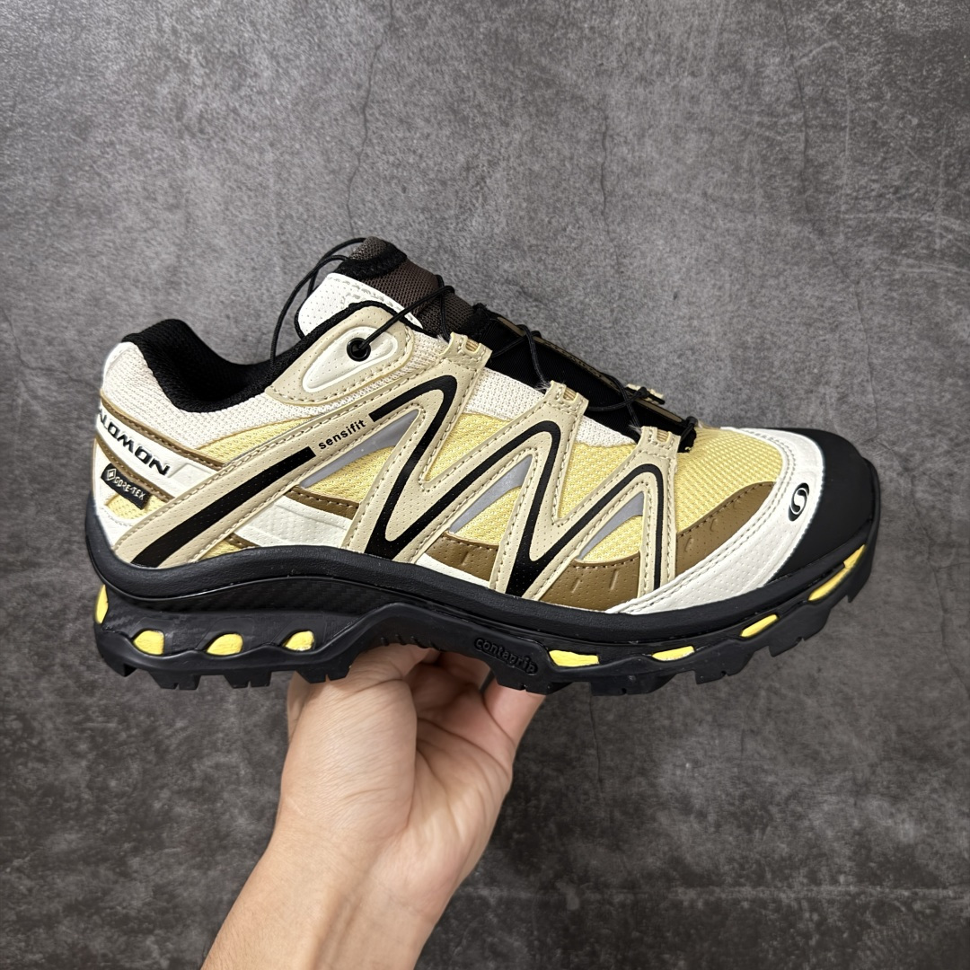 【W1版本】SALOMON XT-Quest 萨洛蒙潮流越野机能户外功能鞋 浅黄白 491488 全新版本出货 纯原外贸平台特供订单 全套原纸板楦头开发 原厂特供网布配套加持 确保原汁原味 完美呈现版型 原档数据独家私模五层组合大底 原装Ortholite轻量化鞋垫 中底布带钢印编号 原厂TPU锁扣 进口港宝加持 后跟自然饱满 还原公司包裹性 鞋面采用SENSIFT贴合技术 全方位贴合包裹脚型 鞋跟部鞋底牵引设计 提供强大的抓地性能 更适应野外崎岖不平的道路 其3D ADVANCED CHASSIS底盘 材料轻量大化 钉齿设计更具稳定性 防护性 鞋底易磨损区运用CONTAGRIP高耐磨材料 应对城市硬质路面长距离跑考验 尺码：36 36.5 37.5 38 38.5 39 40 40.5 41 42 42.5 43 44 44.5 45-选品中心