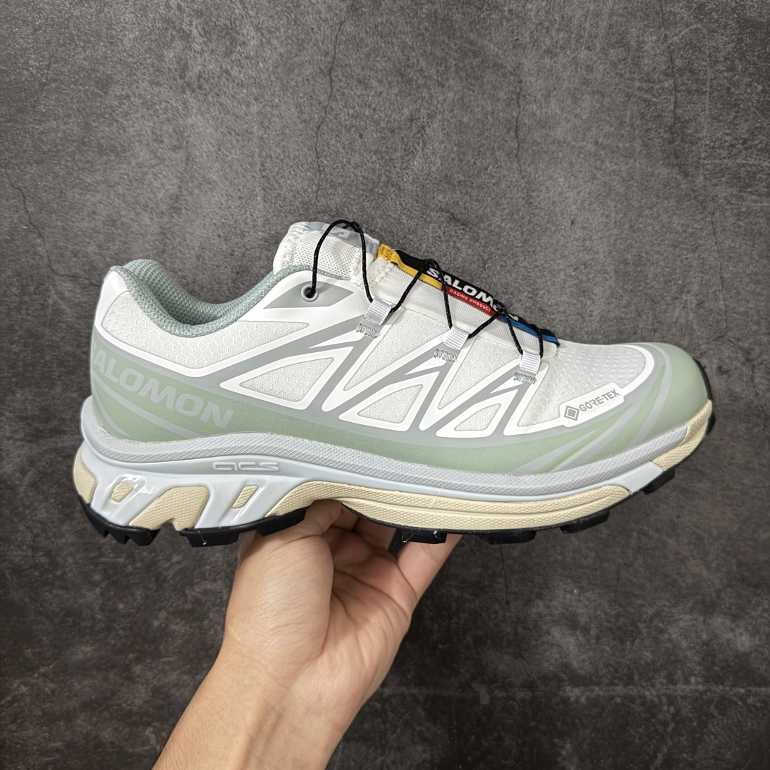 【W1版本】Salomon XT-6 GTX新配色白灰绿 479900 萨洛蒙复古潮流户外机能登山跑鞋 纯原外贸平台特供订单 耗时半年巨作 全套原纸板楦头开发 原厂特供网布配套加持 确保原汁原味 完美呈现版型 原档数据独家私模五层组合大底 原装Ortholite轻量化鞋垫 中底布带钢印编号 原厂TPU锁扣 进口港宝加持 后跟自然饱满 还原公司包裹性 鞋面以“锯齿”状的包裹系统呈现 在基色底之下加入了各种色点缀 将公司的最新技术和时尚前卫的造型融入耐用的长跑款式中 鞋面由 TPU 薄膜制成 并焊接在高耐磨网眼上 使其既时尚又坚固 由 ACS底盘支撑 可增强稳定性和支撑力 以及由橡胶凸耳 Contragrip外底覆盖的 EVA 缓冲中底 旨在应对崎岖的地形 鞋舌上的彩色Salomon 标签、Quicklace 系统以及鞋头、鞋舌和鞋跟上的附加品牌使细节更加完美 让穿着者可以轻松驾驭户外与通勤下的任何运动生活场景 无缝鞋身户外随意纵横 颜值与脚感兼备 出街通勤 绝对非常吸睛 你值得拥有 尺码：36 36.5 37.5 38 38.5 39 40 40.5 41 42 42.5 43 44 44.5 45-选品中心